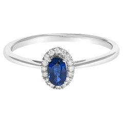 10K-Weißgold-Ring mit ovalem blauem Saphir (5 x 3 mm) und Diamantakzenten im Halo-Stil