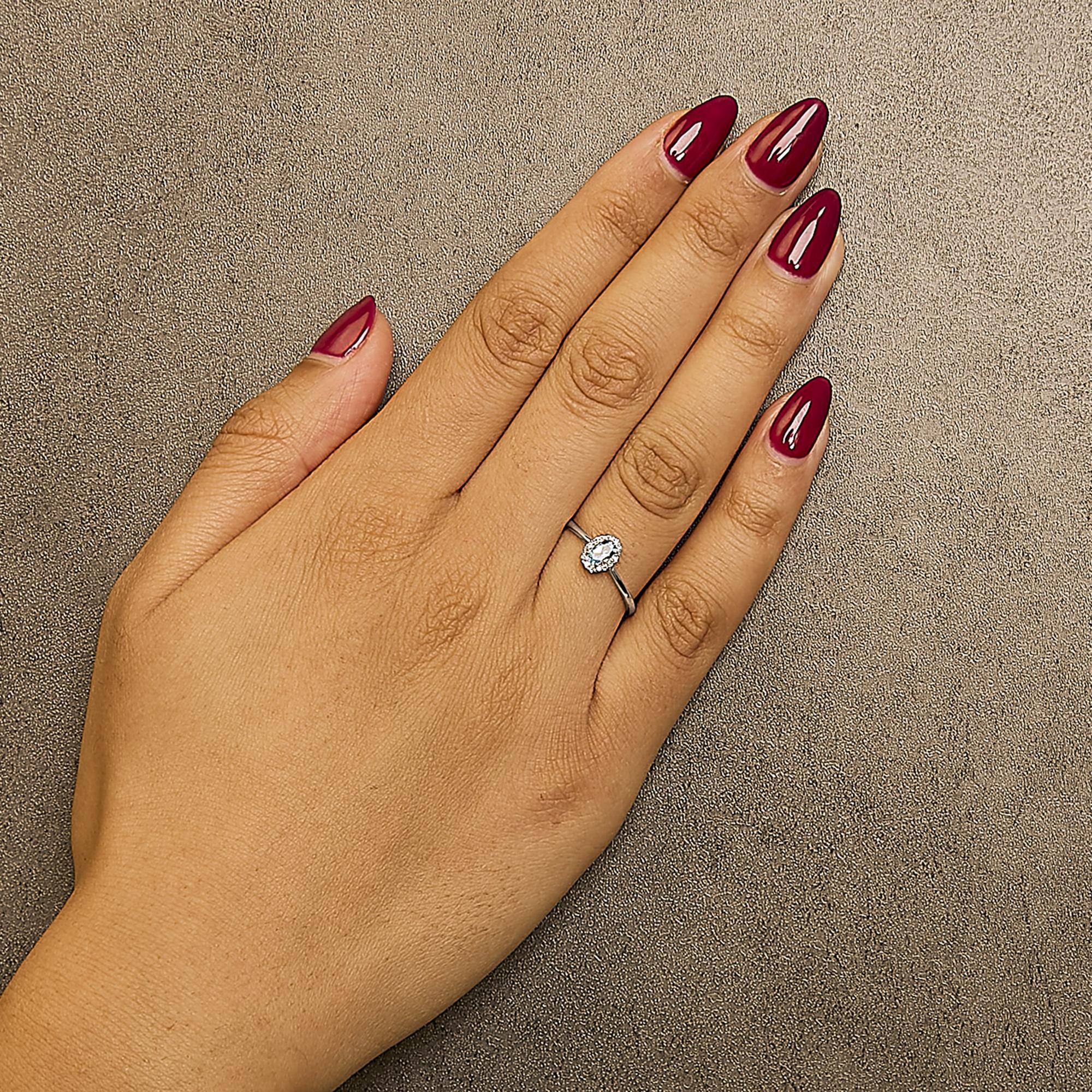 Bague en or blanc 10K avec topaze bleue ovale 5X3MM et diamant en halo Neuf - En vente à New York, NY