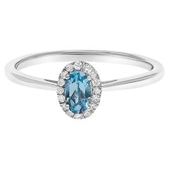 Anello aureola ovale in oro bianco 10K 5X3MM con topazio blu e accenti di diamanti