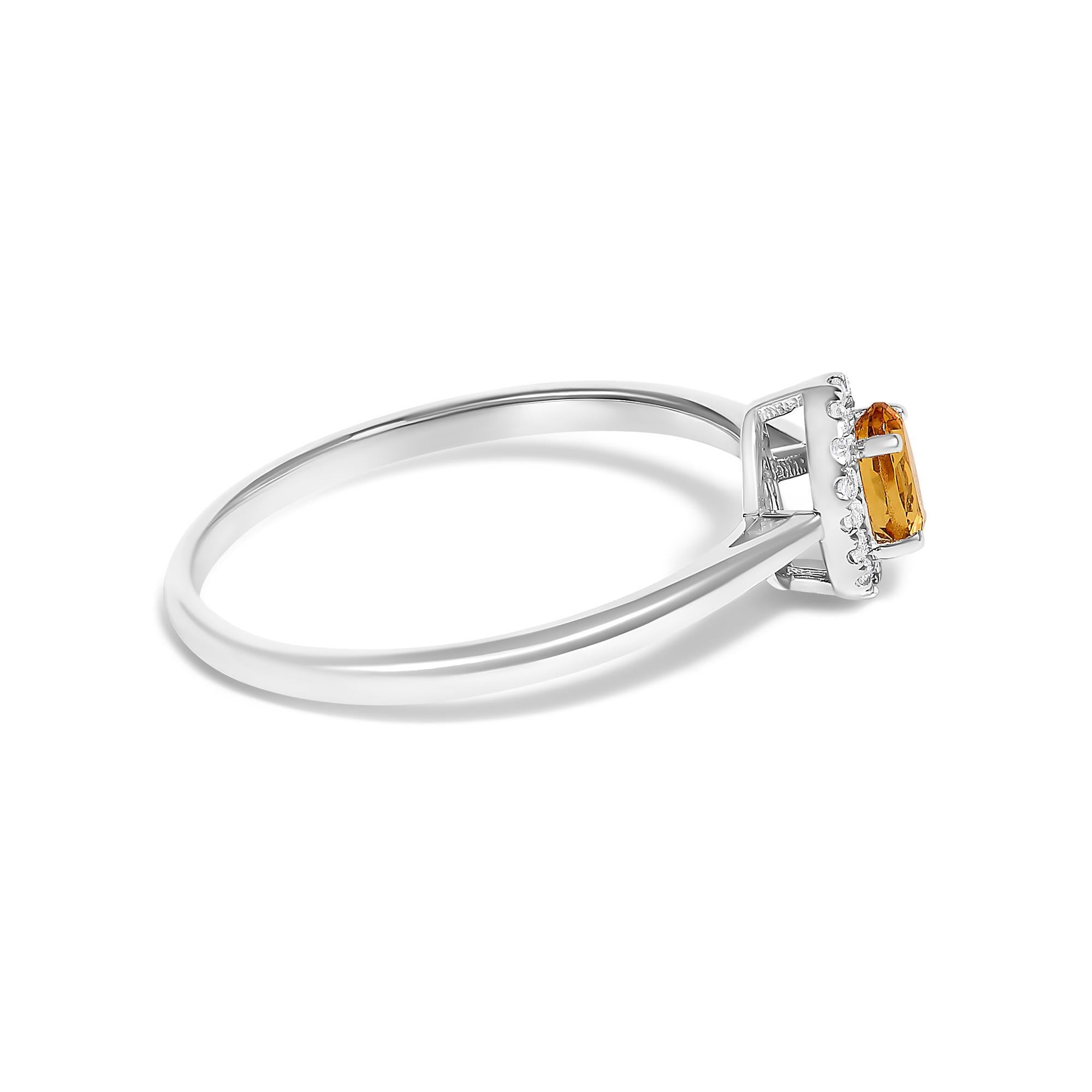 Eleganza e splendore, questo squisito anello è una sinfonia di colori e luce, realizzato con maestria in oro bianco rodiato a 10 carati per garantire uno splendore duraturo. Il cuore di questo gioiello è costituito da un citrino arancione ovale di