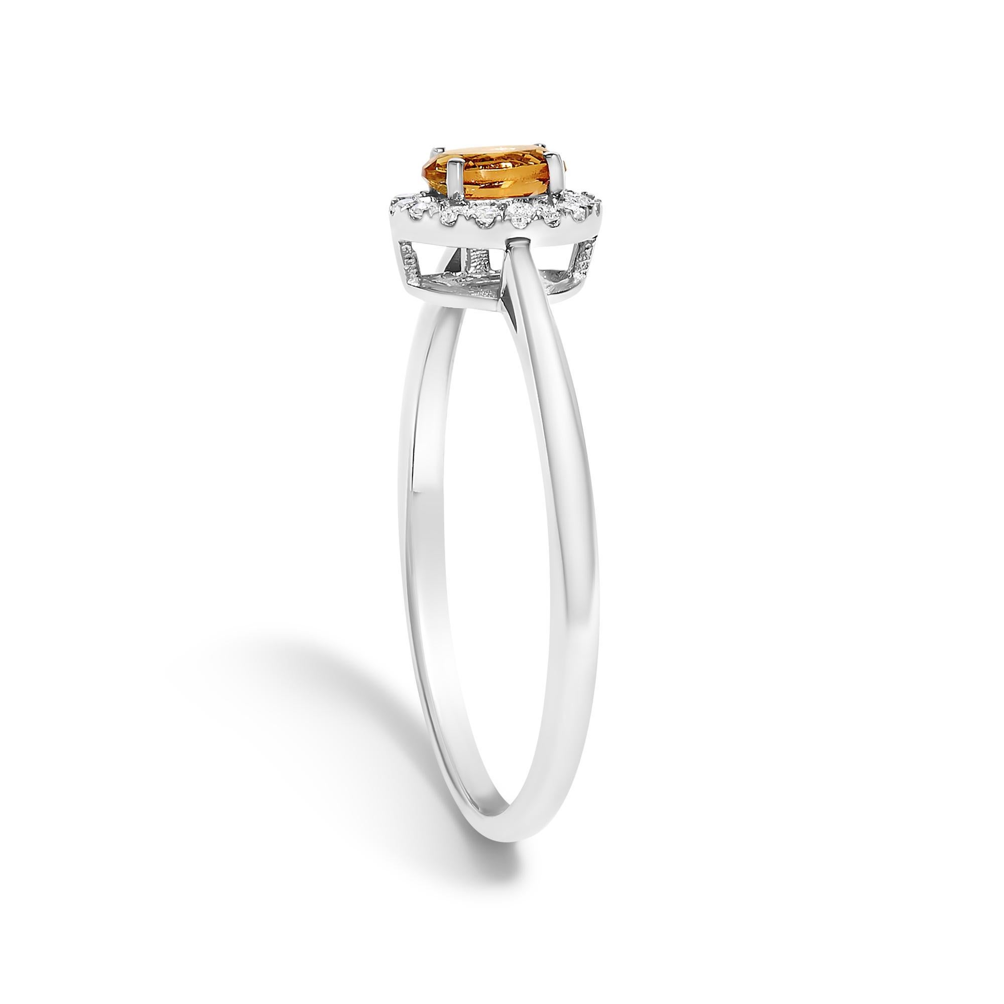 Taille ovale Bague Halo en or blanc 10K avec citrine orange ovale 5X3MM et diamant en vente
