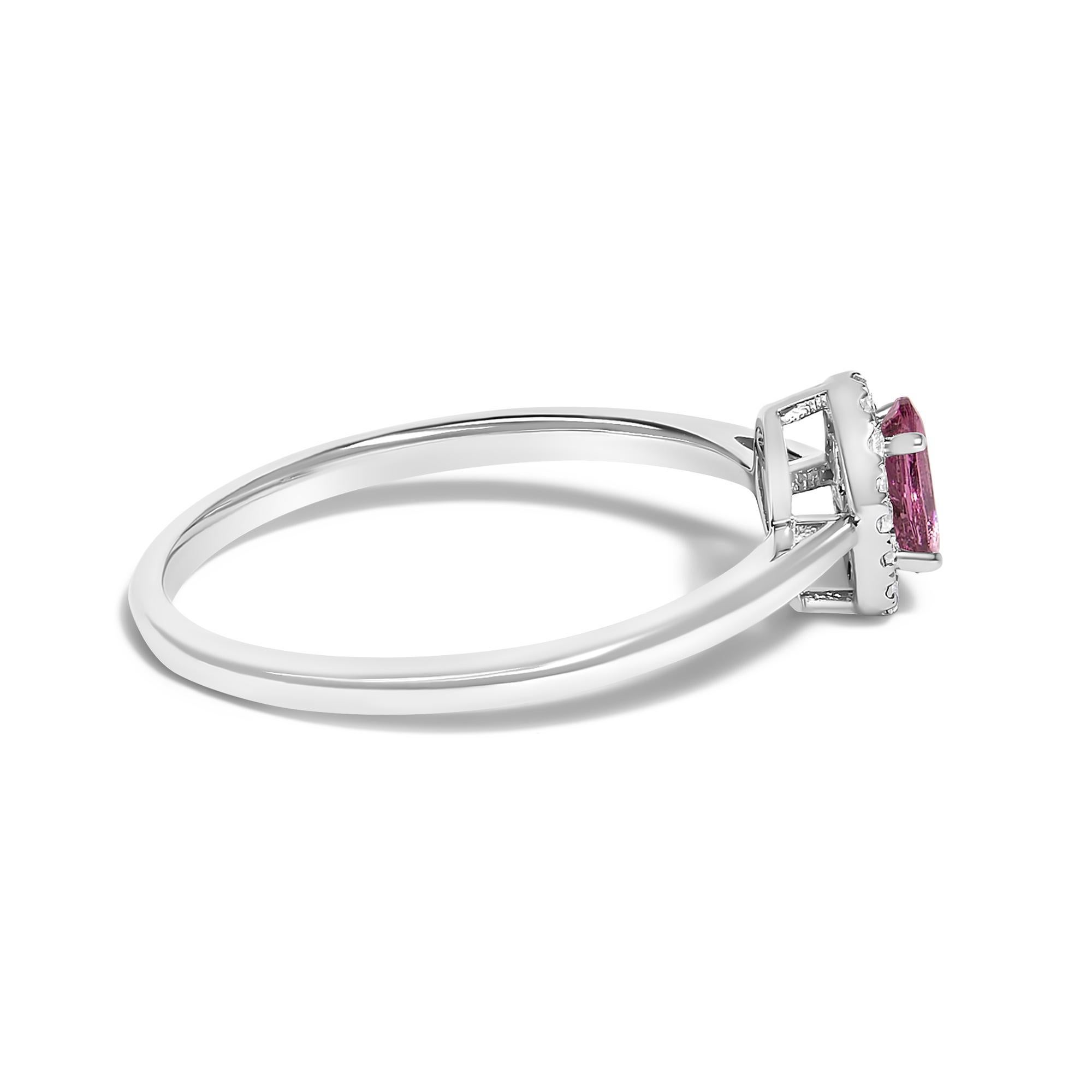 Élégante et rayonnante, cette bague exquise est une symphonie de couleurs et de lumière, fabriquée de main de maître en or blanc rhodié 10K pour garantir un éclat durable. En son cœur se trouve une tourmaline rose ovale de 5x3 mm, dont les teintes