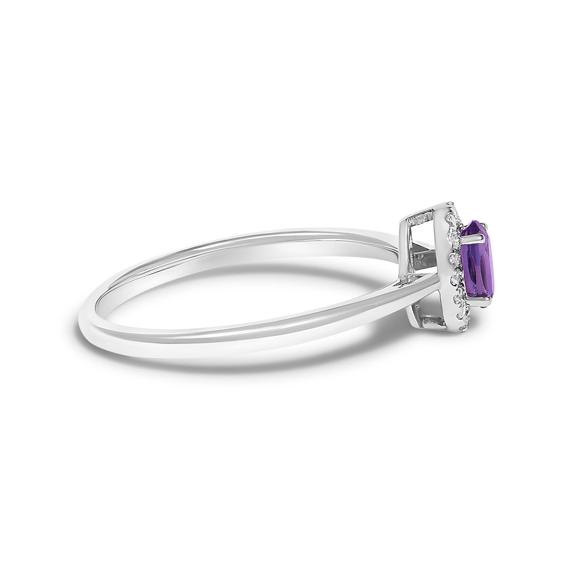 Dieser elegante und strahlende Ring ist eine Symphonie aus Farbe und Licht und wurde meisterhaft aus rhodiniertem 10-karätigem Weißgold gefertigt, um einen dauerhaften Glanz zu gewährleisten. In seinem Herzen liegt ein faszinierender ovaler