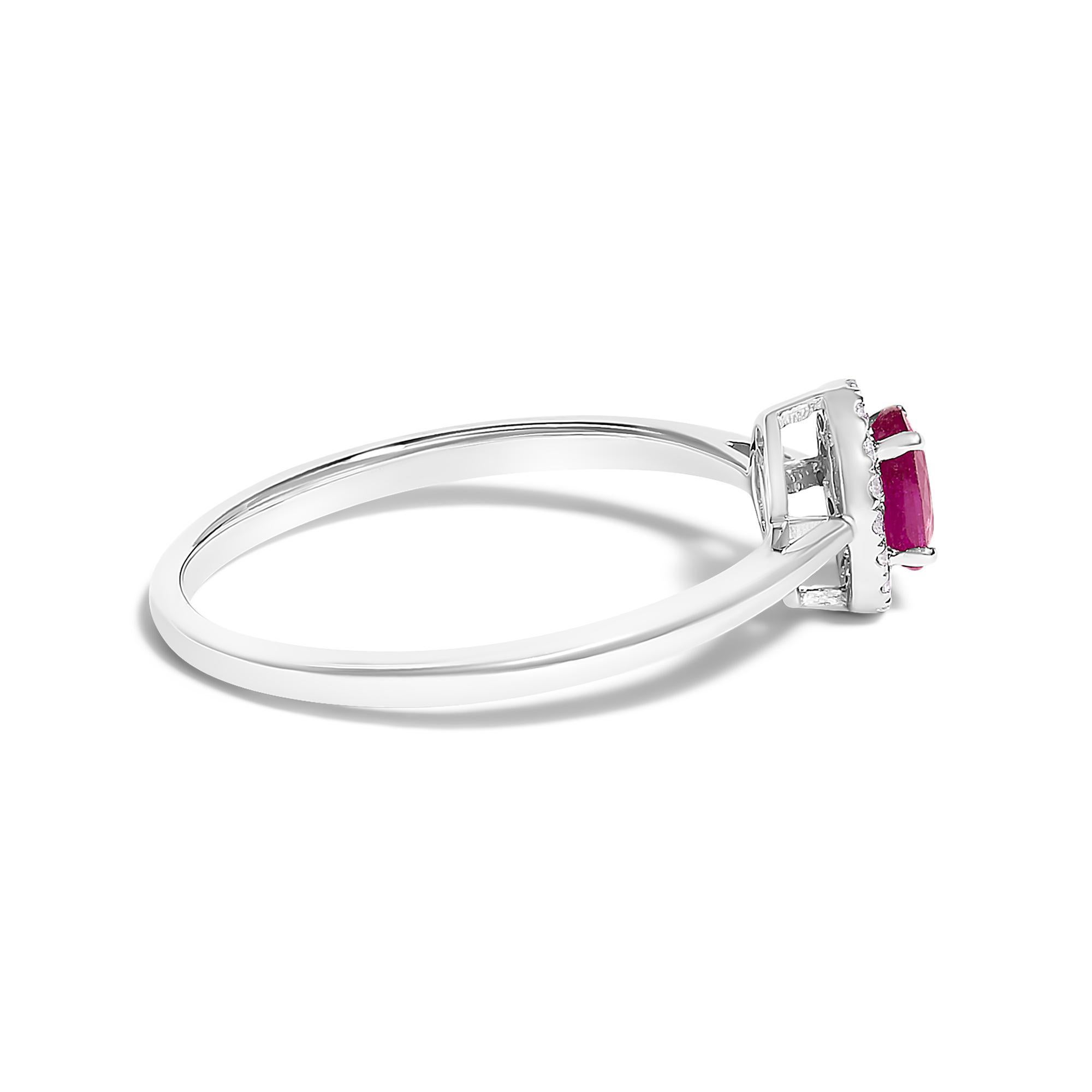 Dieser elegante und strahlende Ring ist eine Symphonie aus Farbe und Licht und wurde meisterhaft aus rhodiniertem 10-karätigem Weißgold gefertigt, um einen dauerhaften Glanz zu gewährleisten. Sein Herzstück ist ein ovaler roter Rubin von 5 x 3 mm,