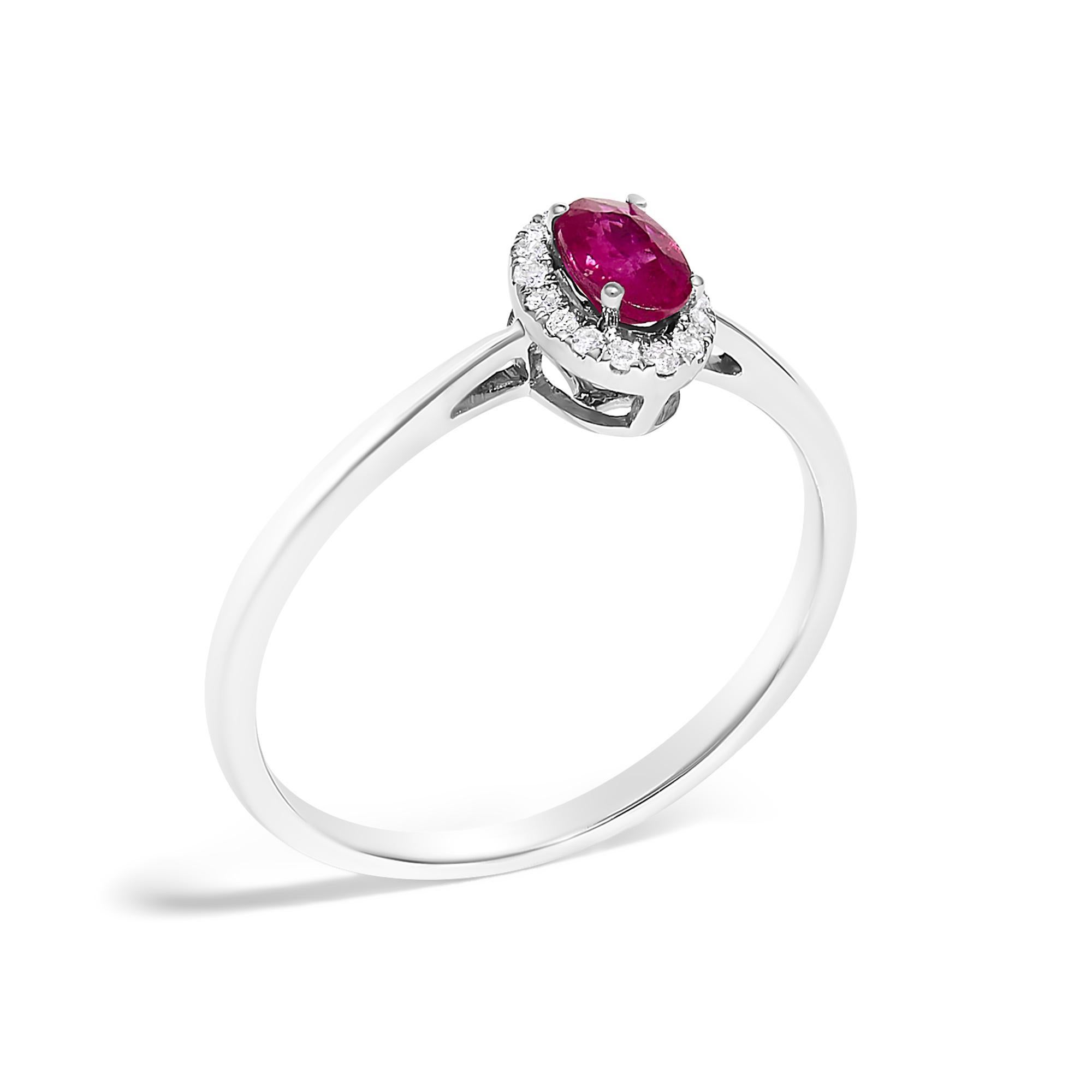 10K Weißgold 5X3MM Oval Rot Rubin und Diamant Akzent Halo Ring (Moderne) im Angebot