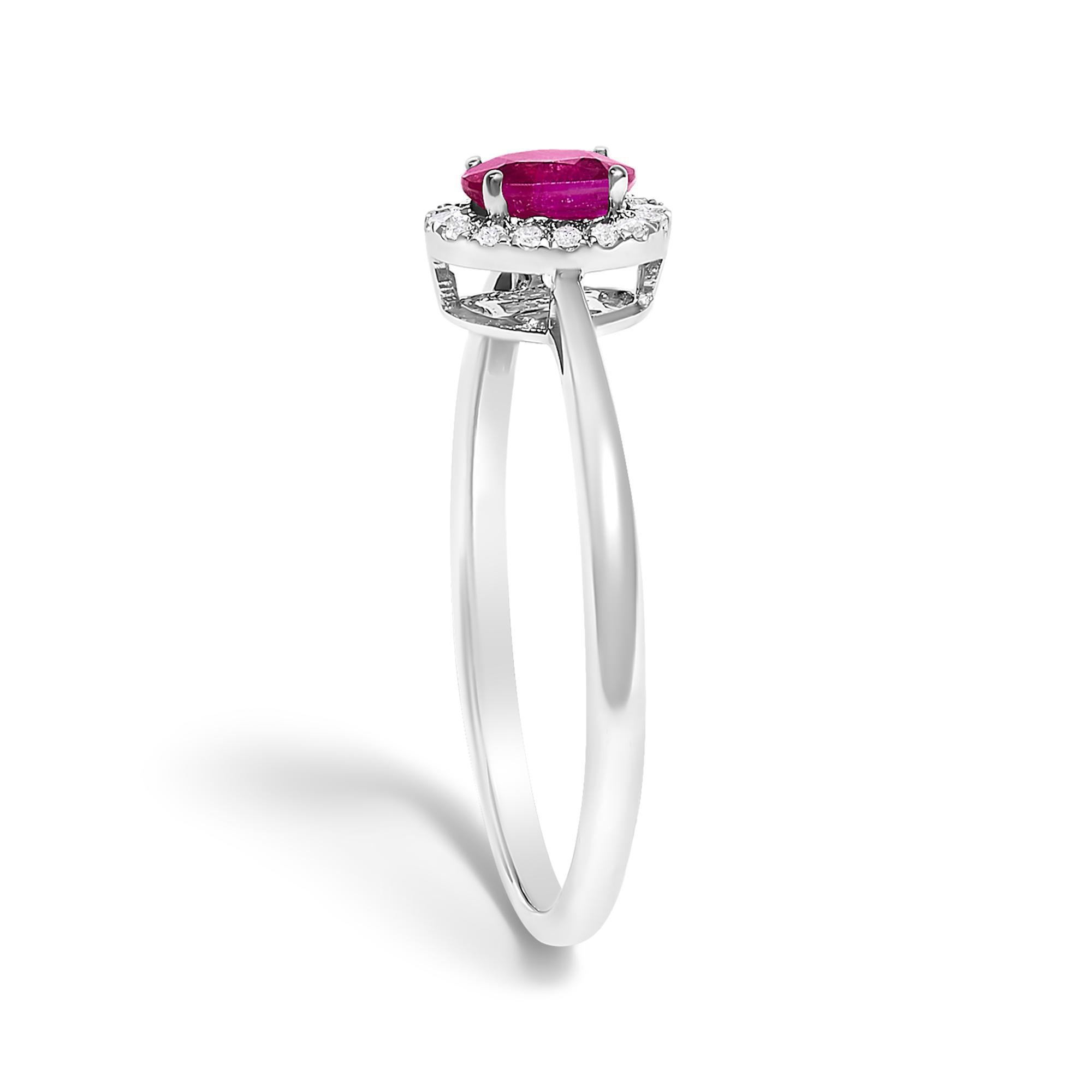 Taille ovale Bague Halo en or blanc 10K avec rubis rouge ovale 5X3MM et diamants en accent en vente