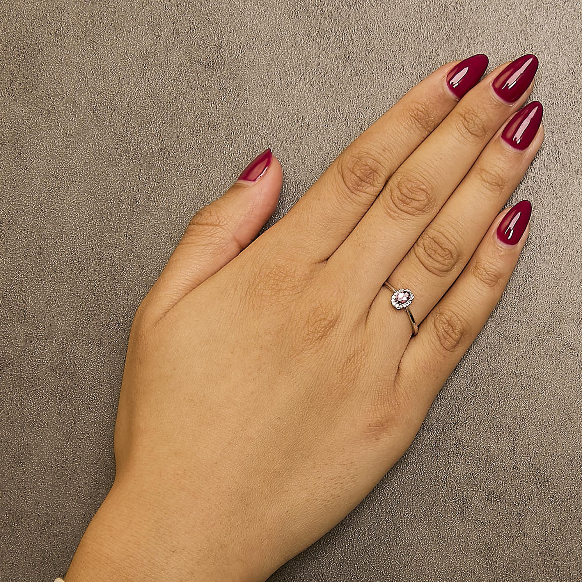 10K Weißgold 5X3MM Oval Rot Rubin und Diamant Akzent Halo Ring im Zustand „Neu“ im Angebot in New York, NY