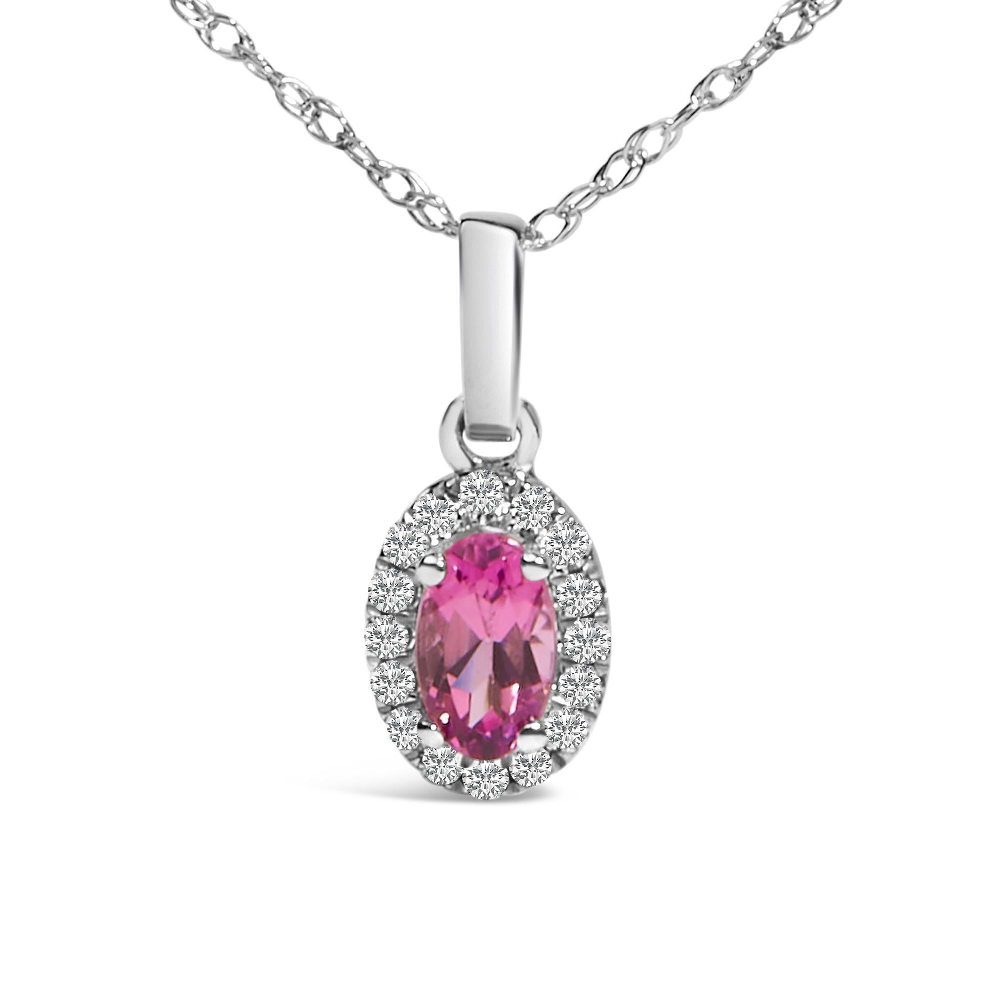 Racchiudendo con eleganza l'essenza della grazia, questa collana in oro bianco 10K placcato rodio ha come cuore un'affascinante tormalina rosa di forma ovale. Di provenienza naturale e con un trattamento del colore migliorato, le tonalità rosso