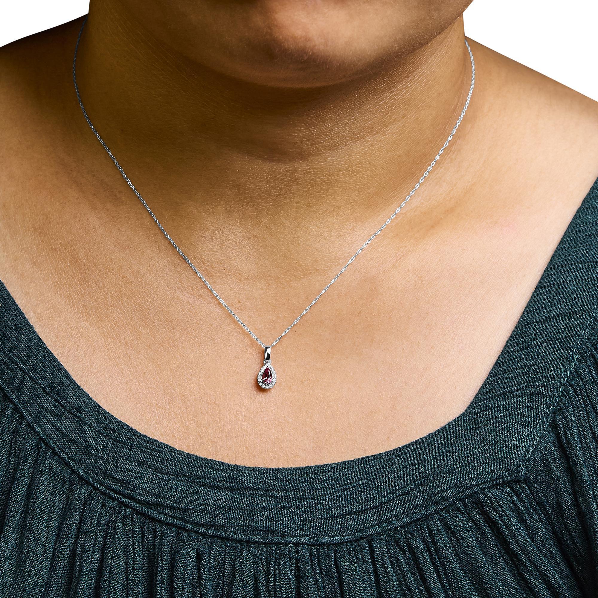 Taglio smeraldo Collana con ciondolo a raggiera in oro bianco 10K con tormalina rosa 5x3 mm e accenti di diamanti da 18 pollici in vendita
