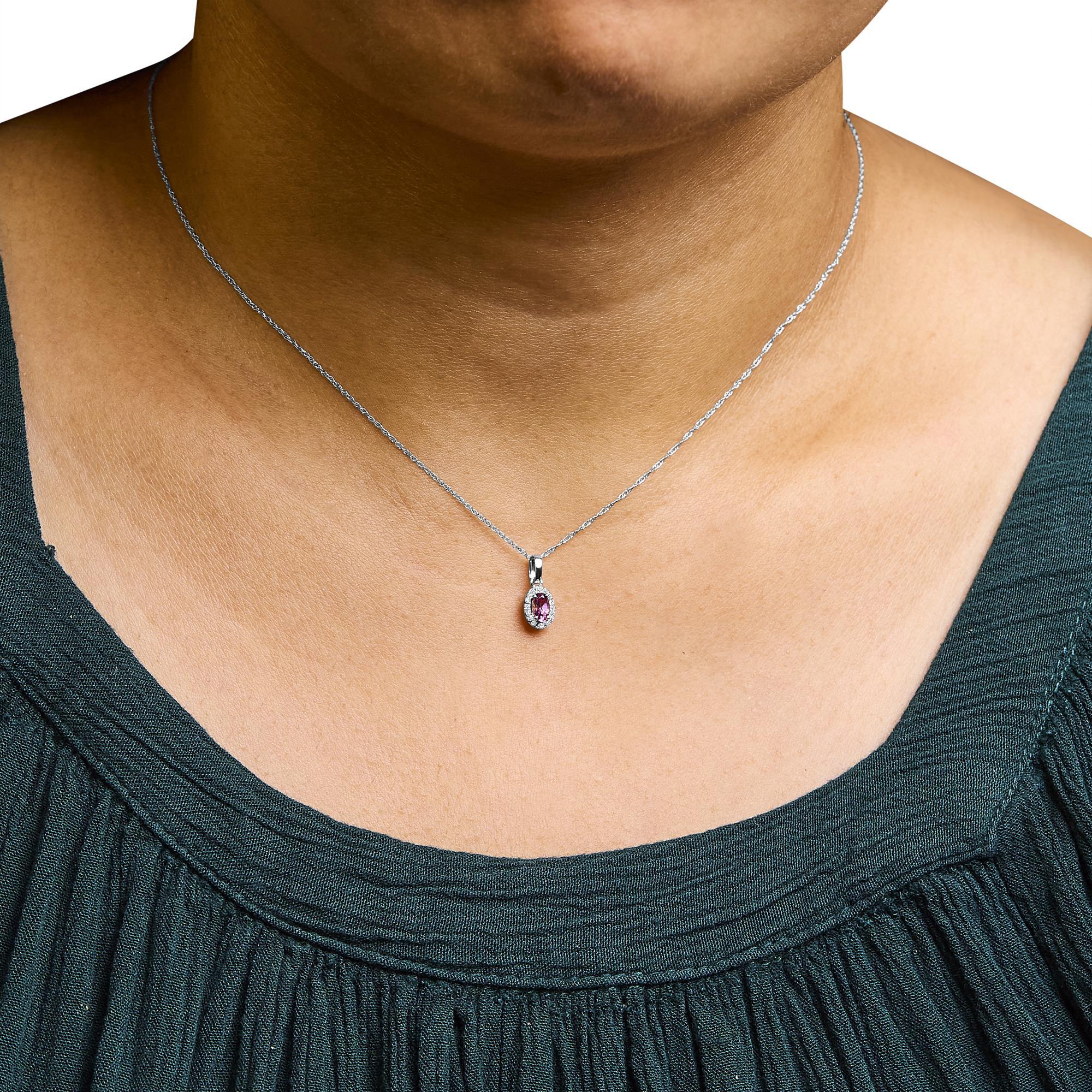 Collana con ciondolo a raggiera in oro bianco 10K con tormalina rosa 5x3 mm e accenti di diamanti da 18 pollici In condizioni Nuovo in vendita a New York, NY