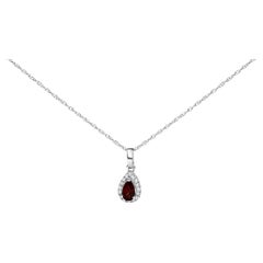 Collana con ciondolo a raggiera da 18" in oro bianco 10K con granato rosso da 5x3 mm e accenti di diamanti