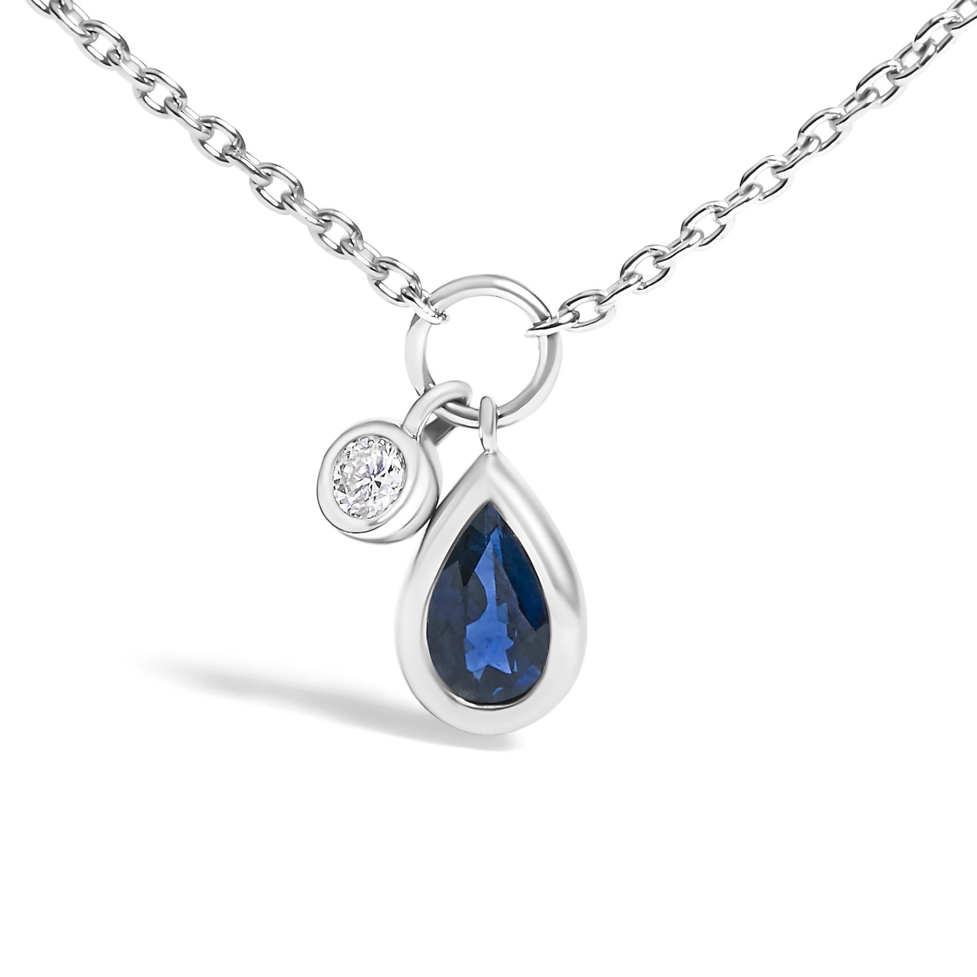 Avvolgiti nella raffinatezza di questa squisita collana in oro bianco 10K, con uno zaffiro blu a forma di pera, cullato elegantemente in una scintillante montatura. Questa gemma naturale, sebbene il colore sia stato esaltato dal trattamento termico,
