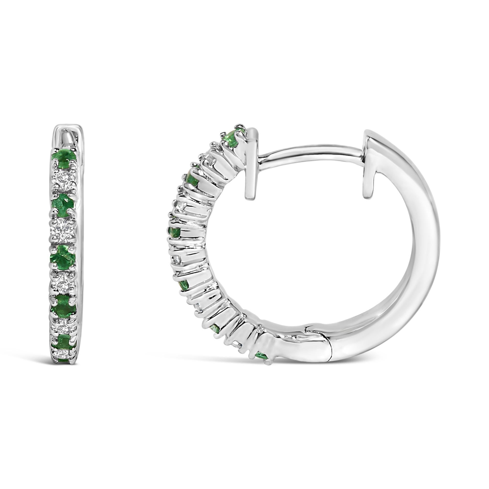 Pendientes de aro con esmeralda alternada de oro blanco de 10 quilates y 1/10 qt de diamantes Moderno en venta
