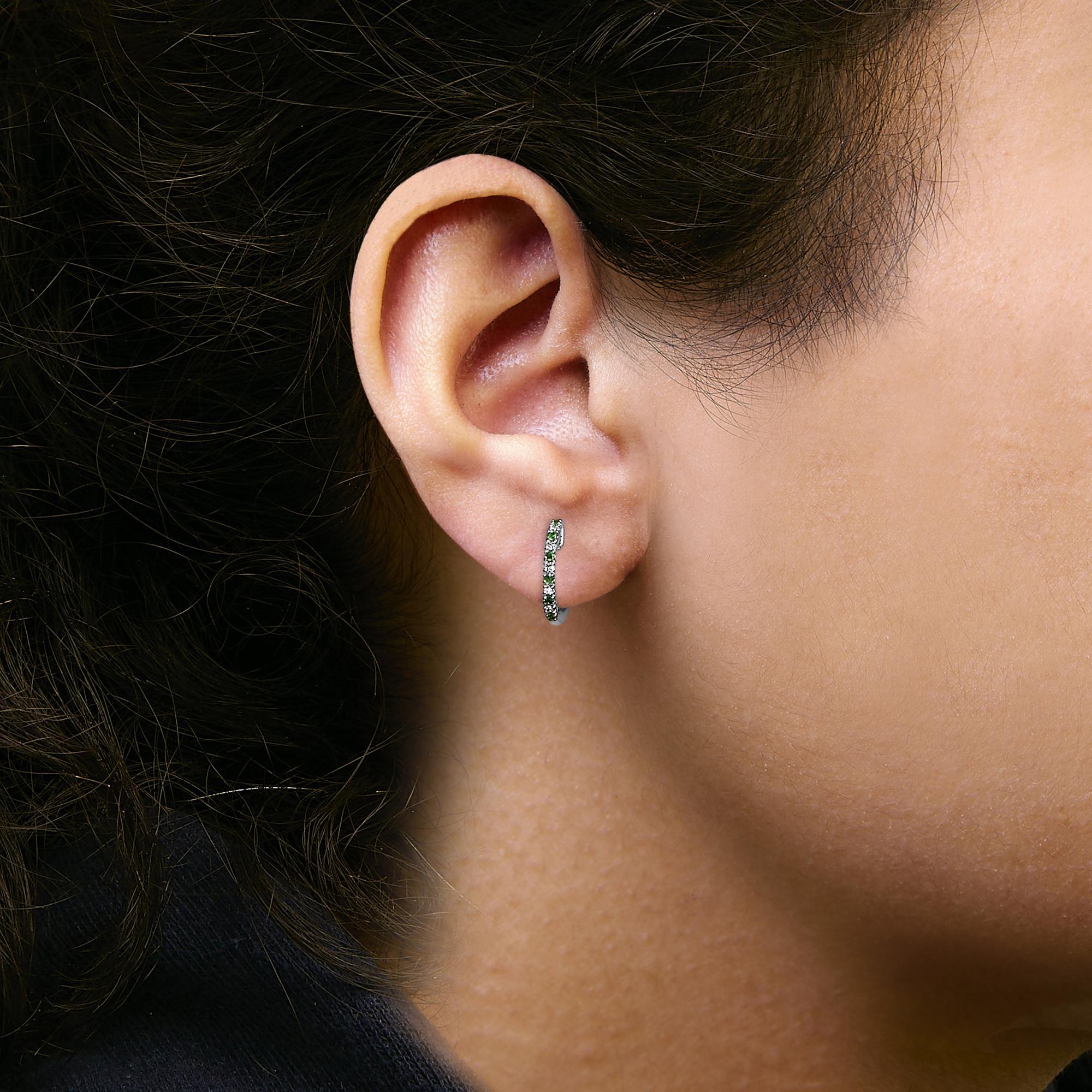 Pendientes de aro con esmeralda alternada de oro blanco de 10 quilates y 1/10 qt de diamantes Corte redondo en venta