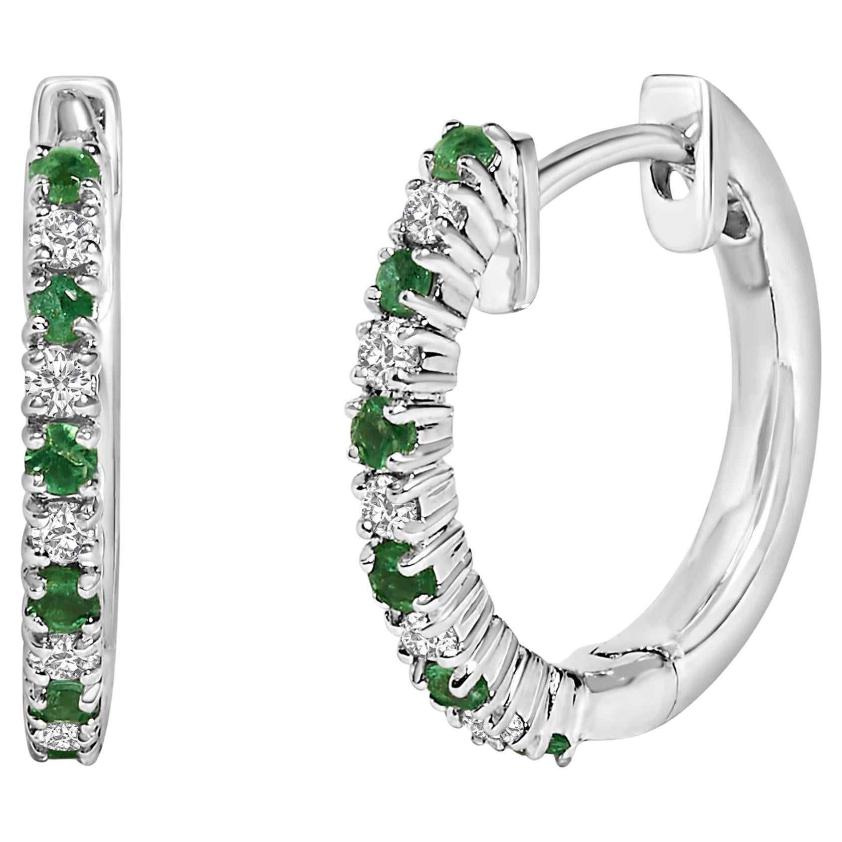 Pendientes de aro con esmeralda alternada de oro blanco de 10 quilates y 1/10 qt de diamantes