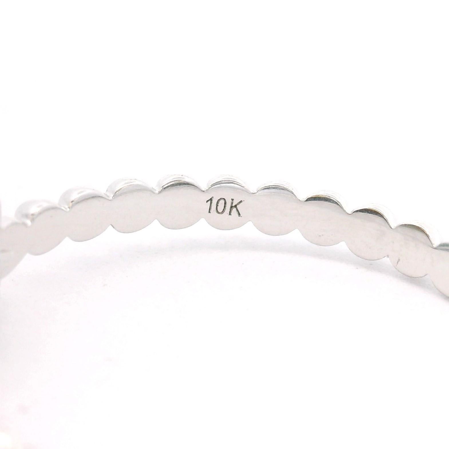 10k White Gold and 0.50ct Round Cut Emerald Ladies Beaded Ring Size 7 In Good Condition In Guilford, CT