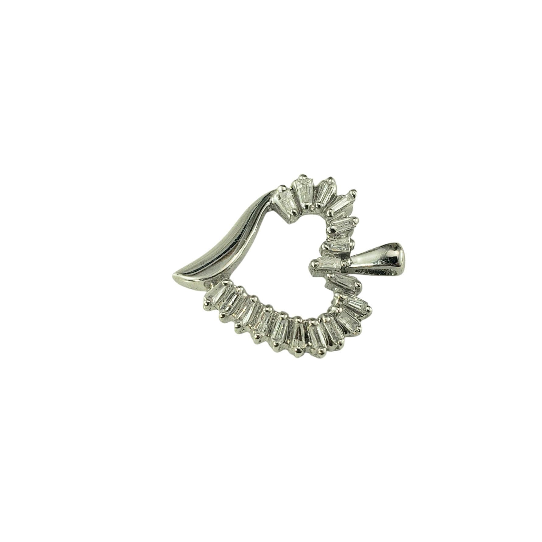 Ciondolo a forma di cuore in oro bianco 10K e diamanti baguette.

Questo elegante ciondolo a cuore presenta 18 diamanti taglio baguette incastonati nel classico oro bianco 10K. Un pezzo senza tempo, perfetto sia per l'abbigliamento quotidiano che