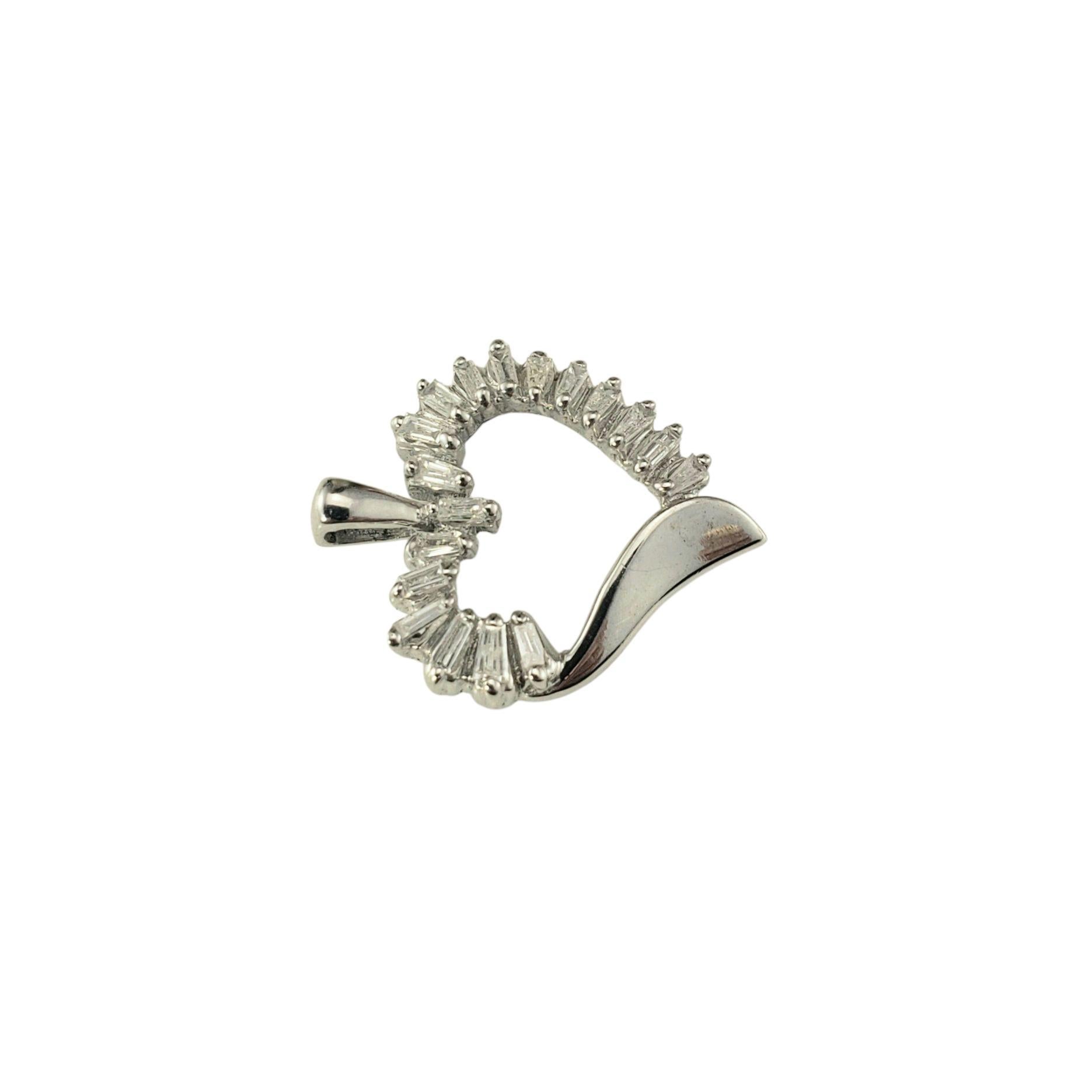 Contemporaneo Ciondolo a cuore in oro bianco 10K e diamanti baguette #23444 in vendita