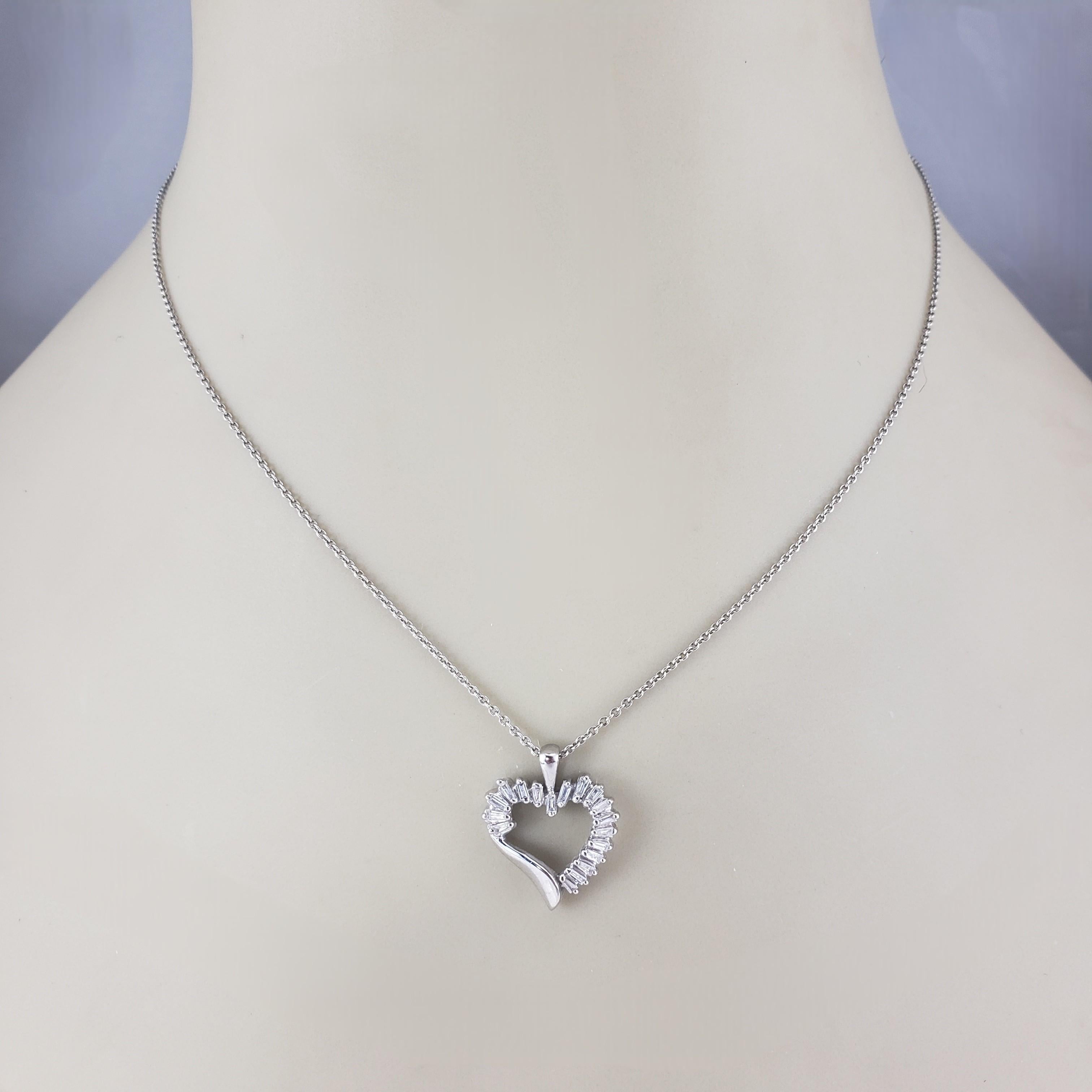 Ciondolo a cuore in oro bianco 10K e diamanti baguette #23444 in vendita 1