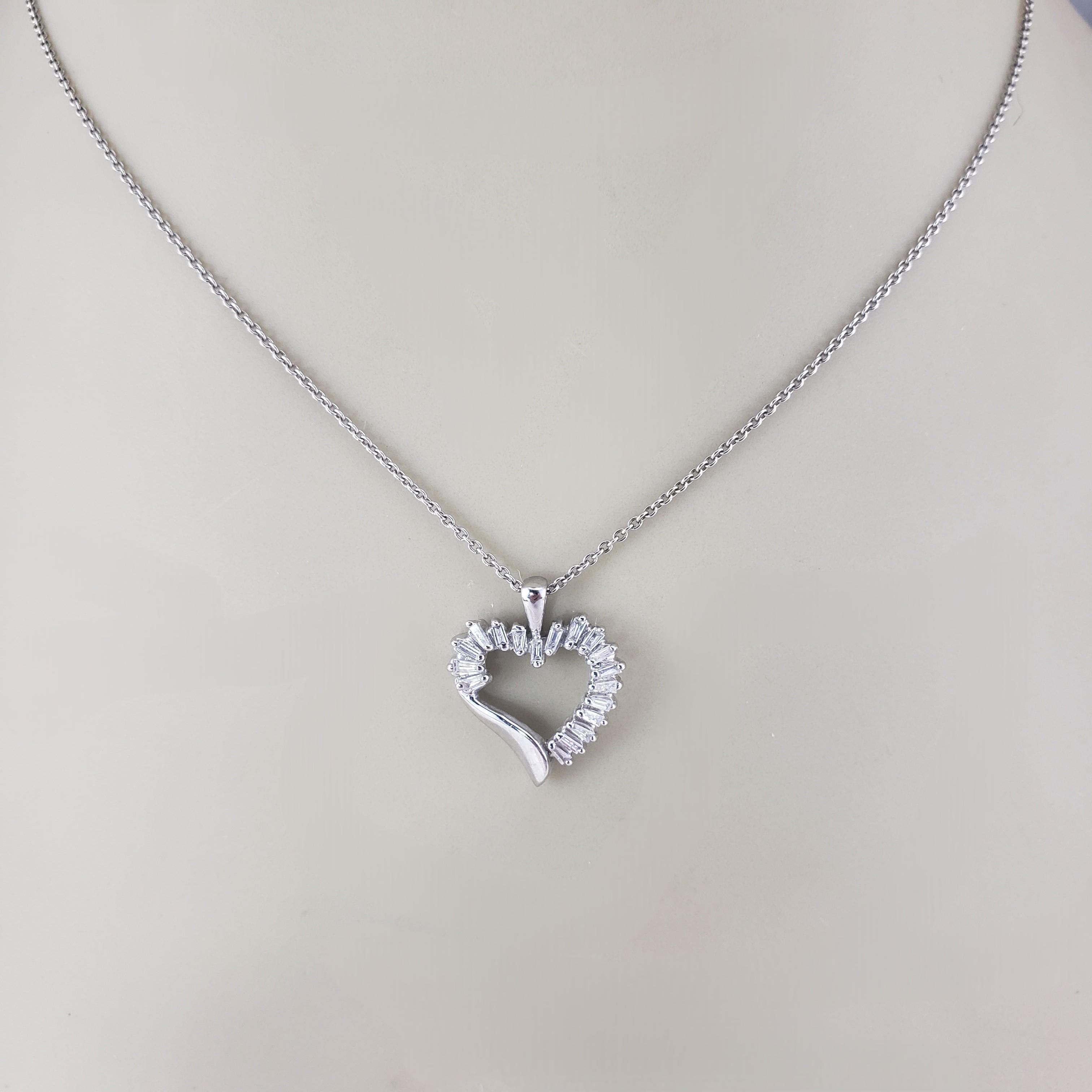 Ciondolo a cuore in oro bianco 10K e diamanti baguette #23444 in vendita 2