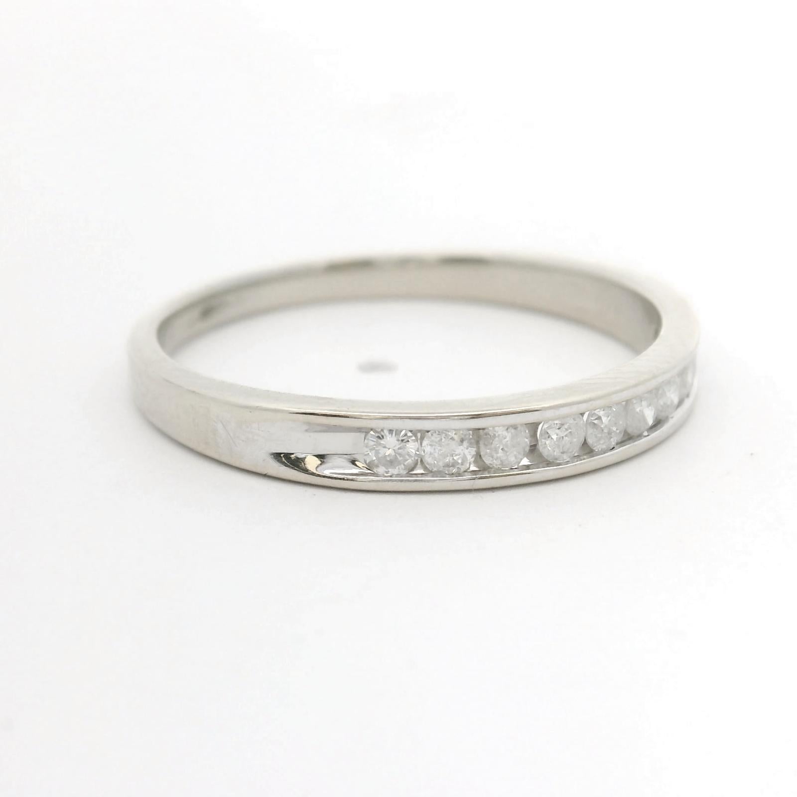 Bedingung:  Ausgezeichneter Condit, professionell gereinigt und poliert
Metall:  10k Gold (markiert und professionell getestet)
Gewicht:  1.9g
Diamanten:  Natürliche Diamanten im Rundschliff 0,25cttw
Farbe und Reinheit des Diamanten:  I-J und