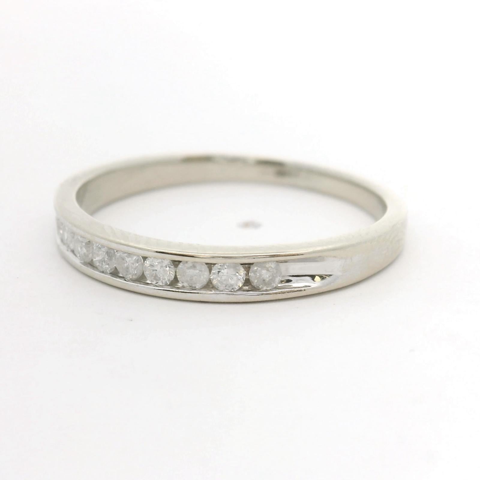 10k Weißgold und Diamant Channel Set Bandring Größe 8 (Rundschliff)