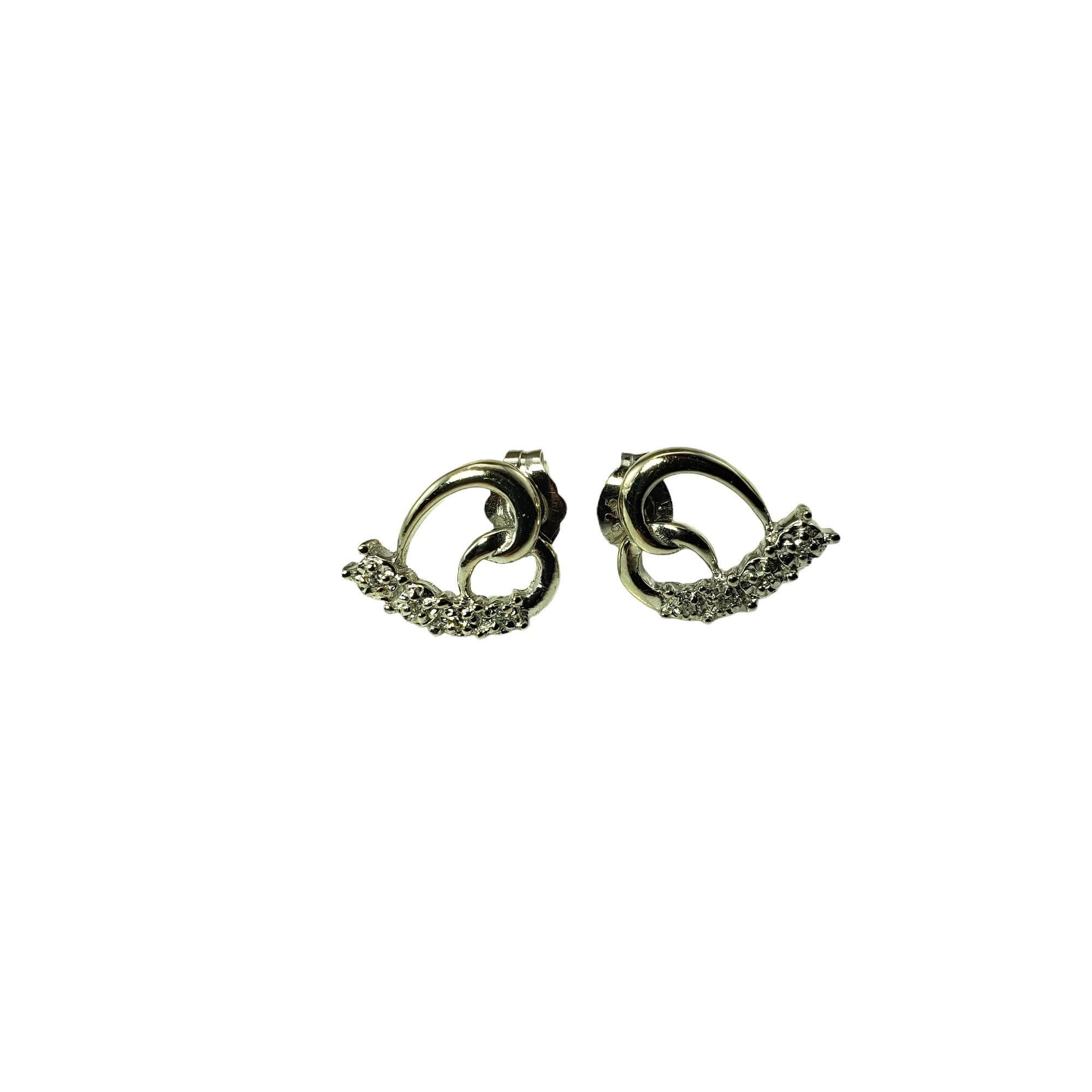 Vintage 10K White Gold and Diamond Heart Earrings-

These elegant heart earrings each feature five round brilliant diamonds set in classic 10K white gold.  Push back closures.

Approximate total diamond weight: .05 ct.

Diamond color: I-J

Diamond