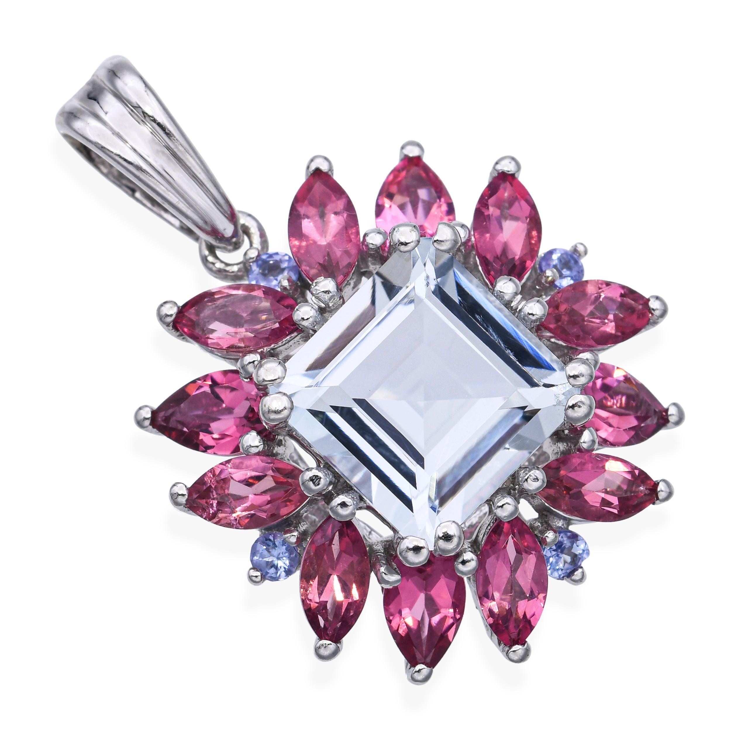 Questo elegante ciondolo è realizzato in oro bianco 10k e ha come pietra centrale un'affascinante acquamarina taglio Asher. L'acquamarina è circondata da una vibrante aureola di tormaline rosa tagliate a marquise che aggiungono una vivace esplosione