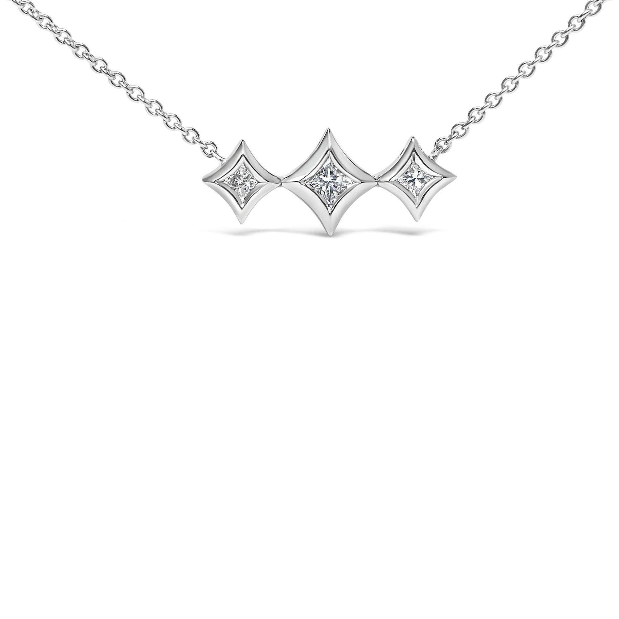 Eleganza sobria per questa collana in oro bianco 10 carati, placcata in rodio per esaltarne la lucentezza. La splendida catena rolo da 18 pollici mostra diamanti rotondi meticolosamente incastonati in sei stazioni, che catturano la luce a ogni
