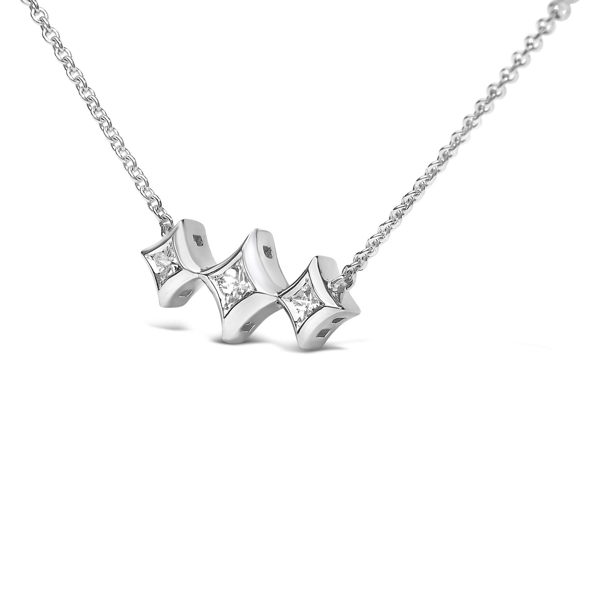 Moderno Collana a forma di aquilone con castone in oro bianco 10K con diamante Princess a 3 pietre in vendita