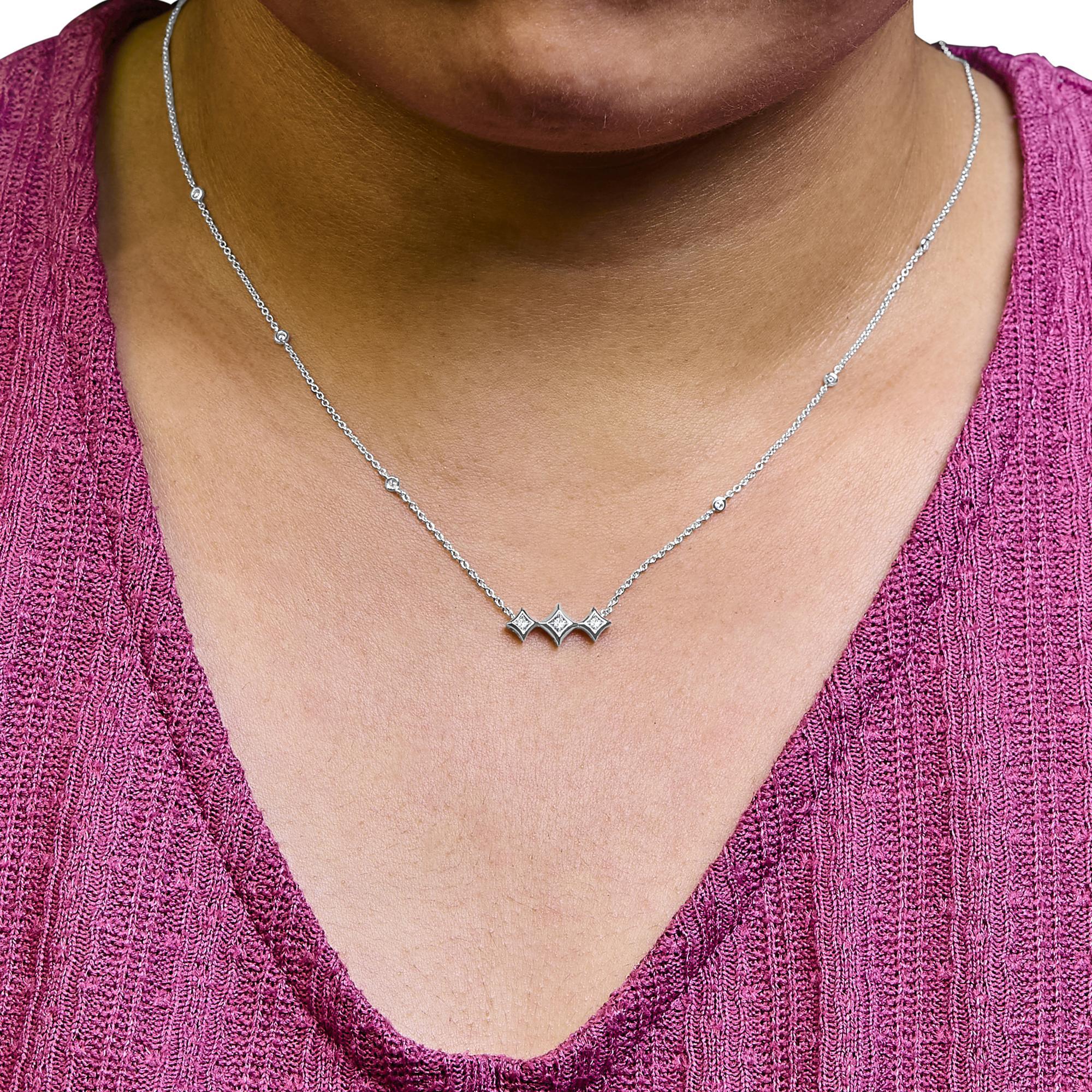 Taglio princess Collana a forma di aquilone con castone in oro bianco 10K con diamante Princess a 3 pietre in vendita