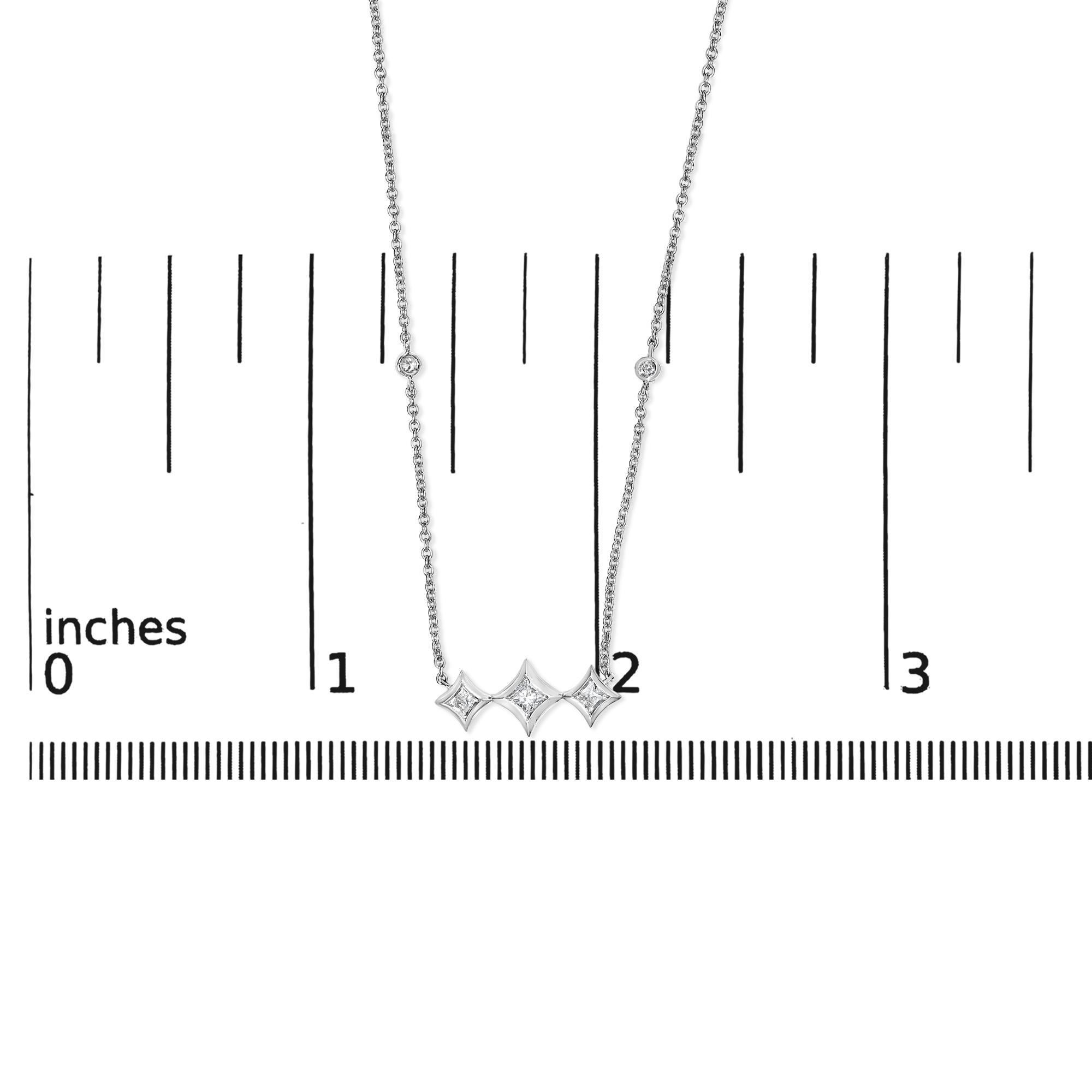 Collana a forma di aquilone con castone in oro bianco 10K con diamante Princess a 3 pietre In condizioni Nuovo in vendita a New York, NY