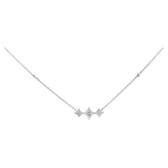 Collana a forma di aquilone con castone in oro bianco 10K con diamante Princess a 3 pietre