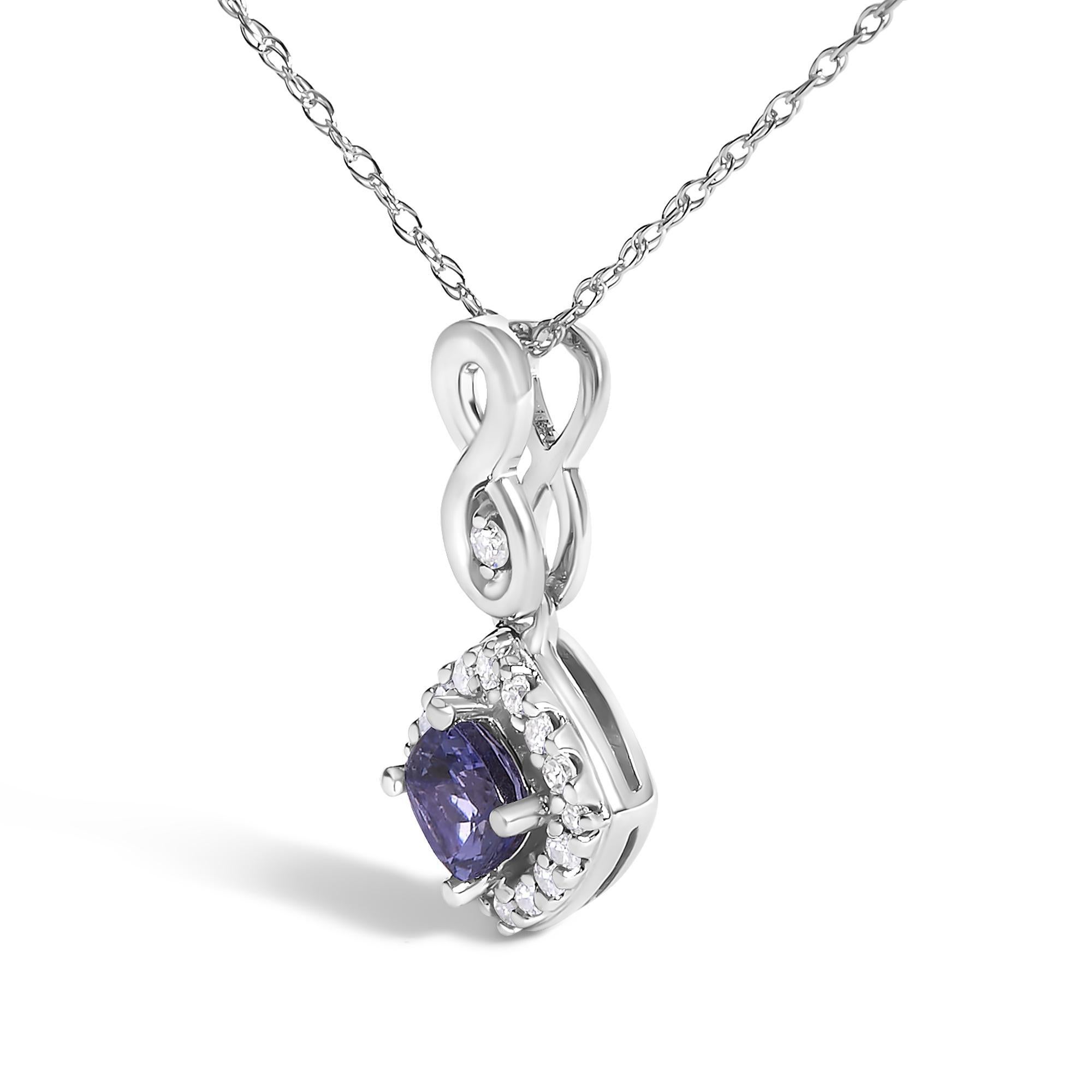 Moderno Collana con ciondolo a forma di cuscino in oro bianco 10K con tanzanite blu e viola e diamanti in vendita