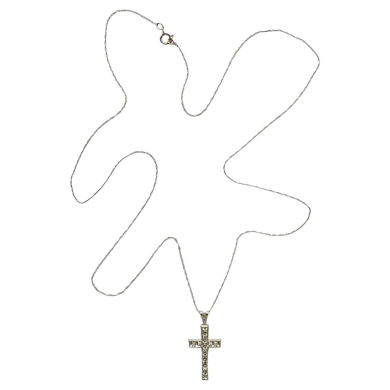 Pendentif croix en or blanc 10 carats et chaîne avec diamants Bon état - En vente à London, GB