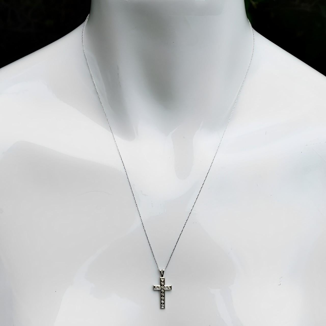 Pendentif croix en or blanc 10 carats et chaîne avec diamants Pour femmes en vente