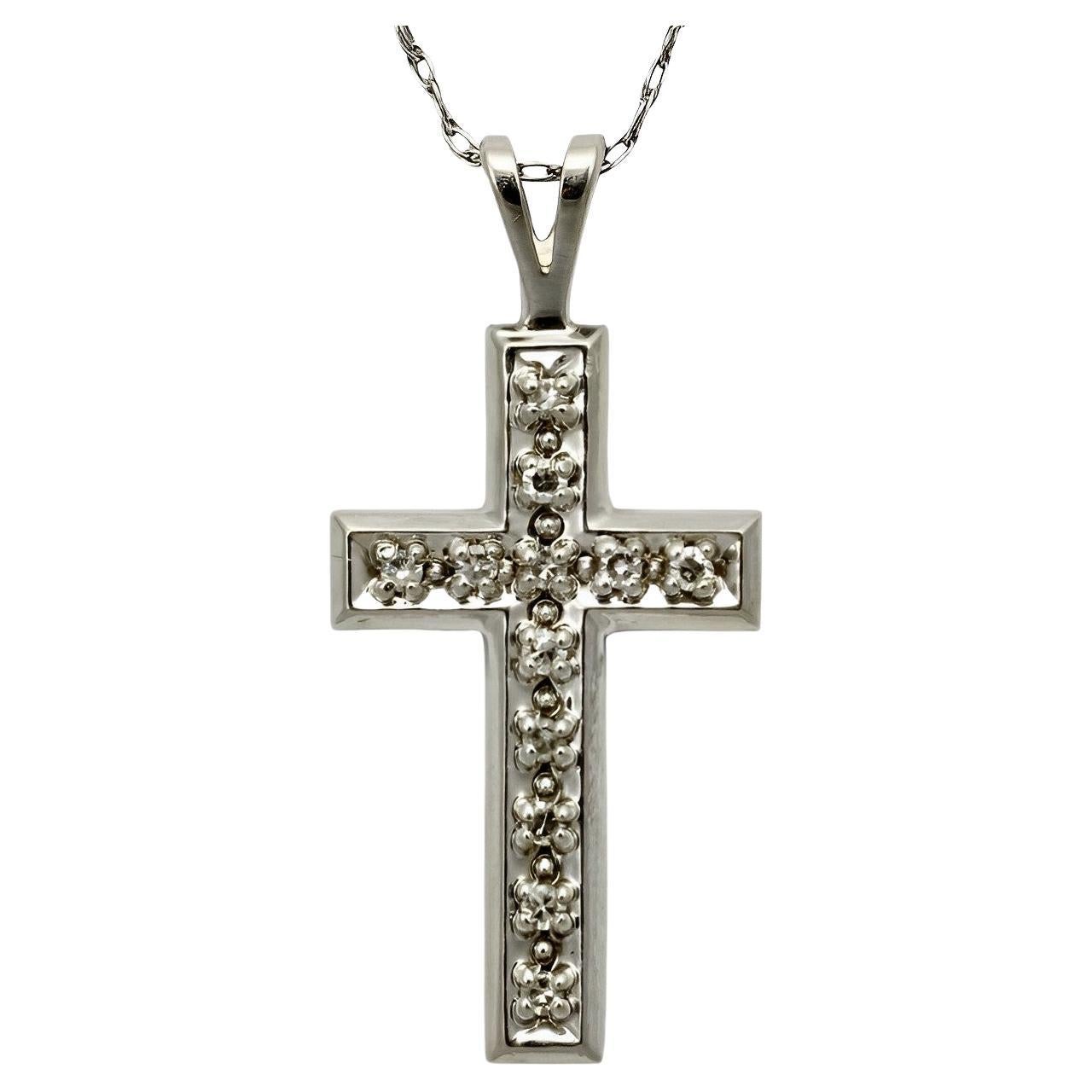 Pendentif croix en or blanc 10 carats et chaîne avec diamants en vente