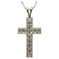 Pendentif croix en or blanc 10 carats et chaîne avec diamants