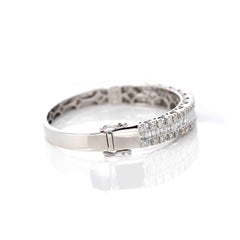 Bracelet jonc ovale en or blanc 10 carats serti de diamants baguettes et ronds