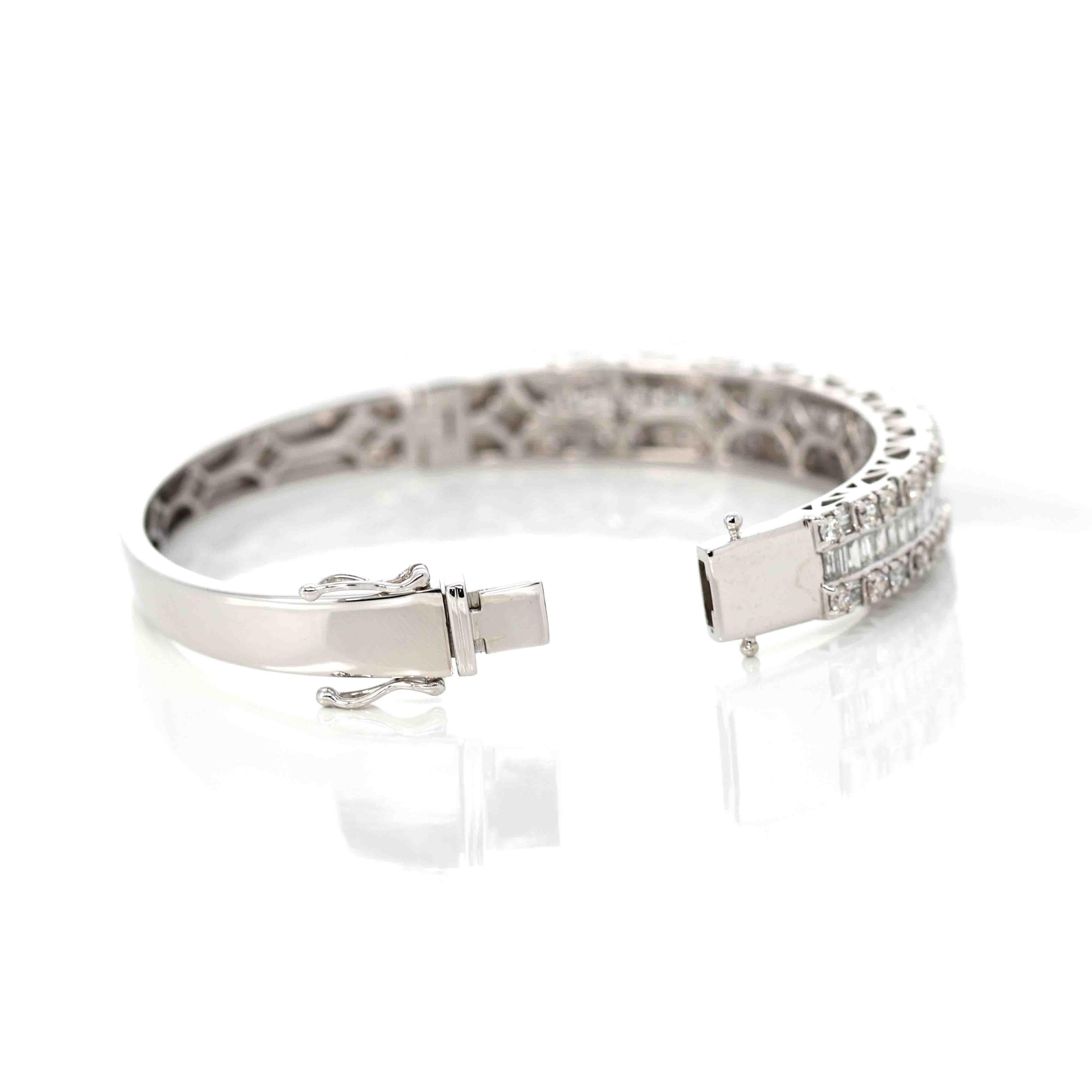 Artista Bracciale ovale con diamanti rotondi e baguette incastonati a canale in oro bianco 10k in vendita