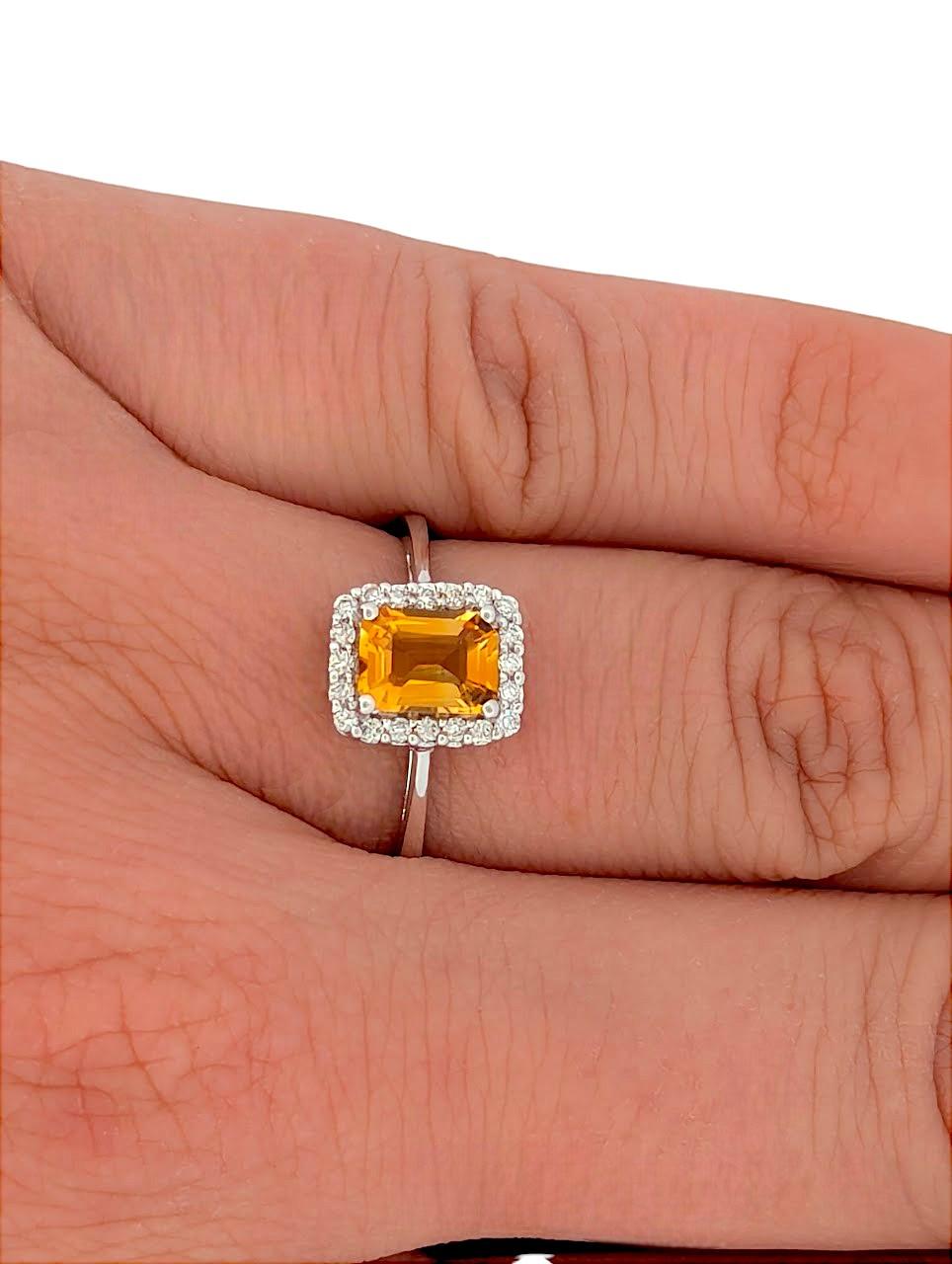 Dieser helle, warme und charmante Ring aus 10-karätigem Weißgold mit Citrin und Diamant von Mountain Song Jewelers ist die perfekte Mischung aus Sonnenschein und Glanz. Dieses elegante Schmuckstück mit einem ovalen Citrin von 0,85 Karat, umgeben von