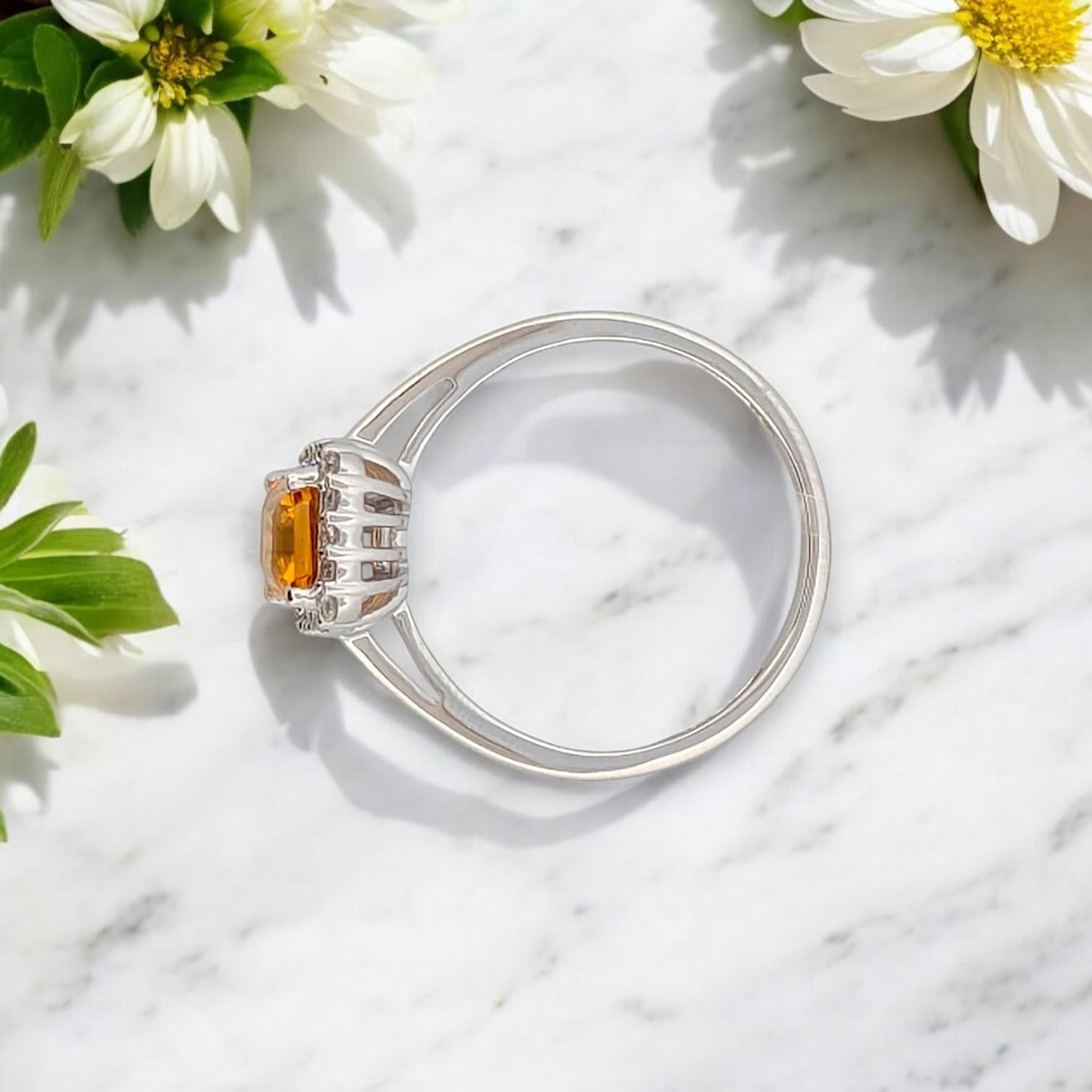 Zephyra  10 Karat Weißgold Citrin und Diamant Halo-Ring mit .85 Karat ovalem Citrin (Ovalschliff) im Angebot