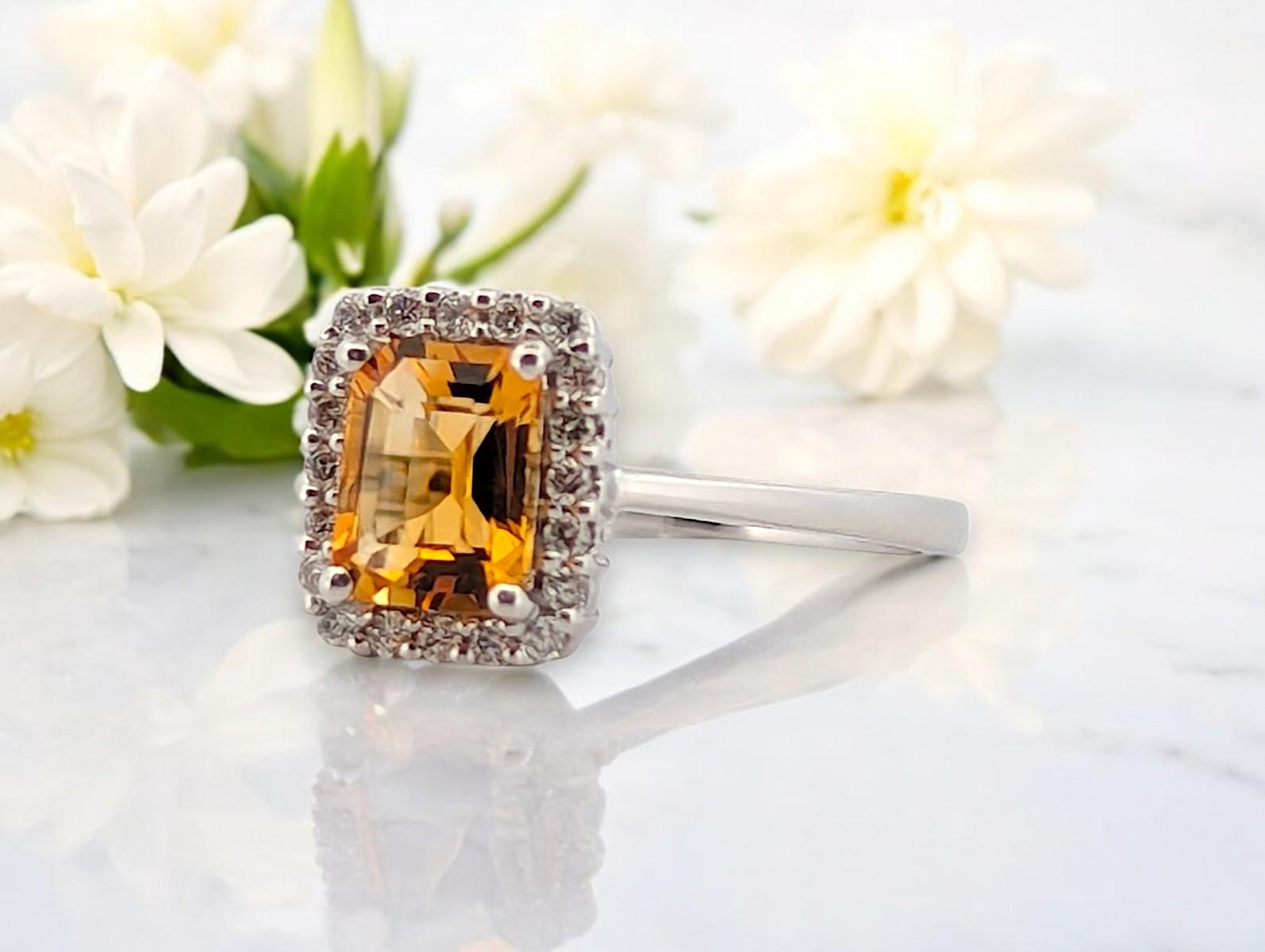 Zephyra  10 Karat Weißgold Citrin und Diamant Halo-Ring mit .85 Karat ovalem Citrin im Zustand „Neu“ im Angebot in Greeneville, TN