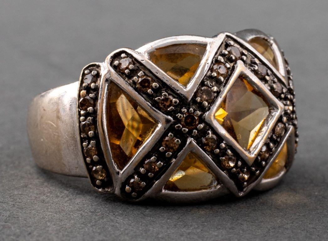 Ring aus 10 Karat Weißgold mit 7 buff top Zitrinen, verziert mit 36 champagnerfarbenen Diamanten mit einem Gesamtgewicht von ca. 0,36 Karat, markiert: 