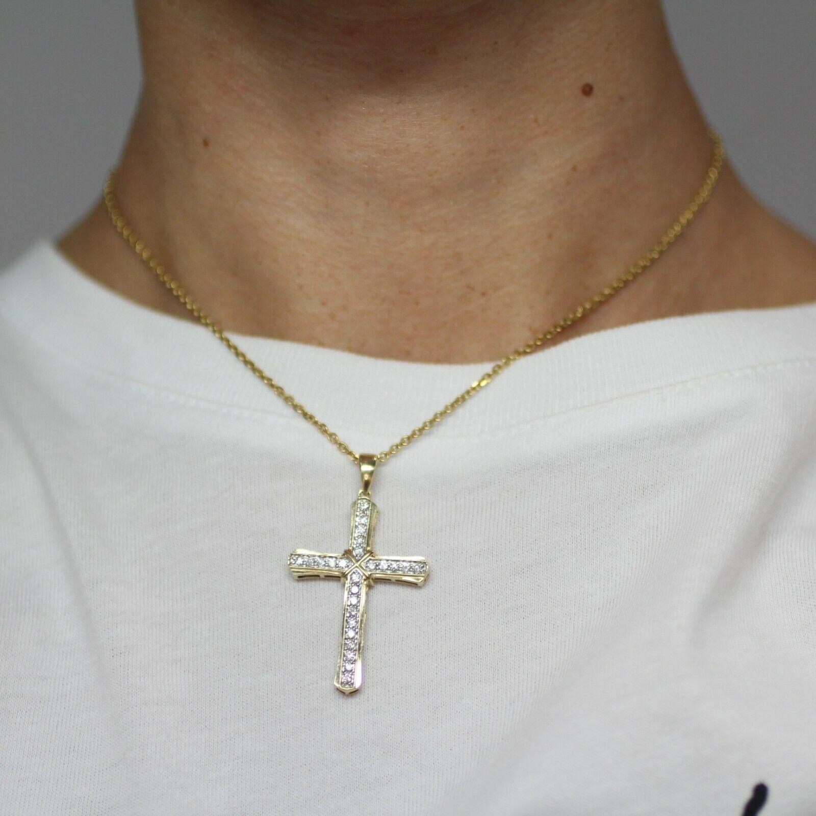 Diese Halskette mit Kreuzdiamanten präsentiert 25 atemberaubende Diamanten im Brillantschliff, gefasst in 10 Karat Weißgold. Der Kreuzanhänger ist mit hellen, nahezu farblosen Diamanten der Farbe G und der Reinheit SI1 besetzt. 0,37 Karat