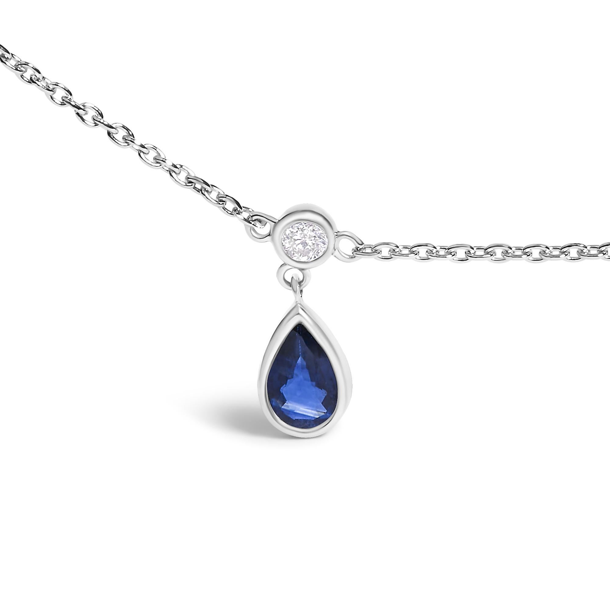 Plongez dans une symphonie de sophistication avec ce collier exquis, une création où l'élégance virevolte en harmonie avec un design prestigieux. Conçu en or blanc 10 carats, plaqué rhodium pour un éclat éternel, ce chef-d'œuvre enchaîne les moments