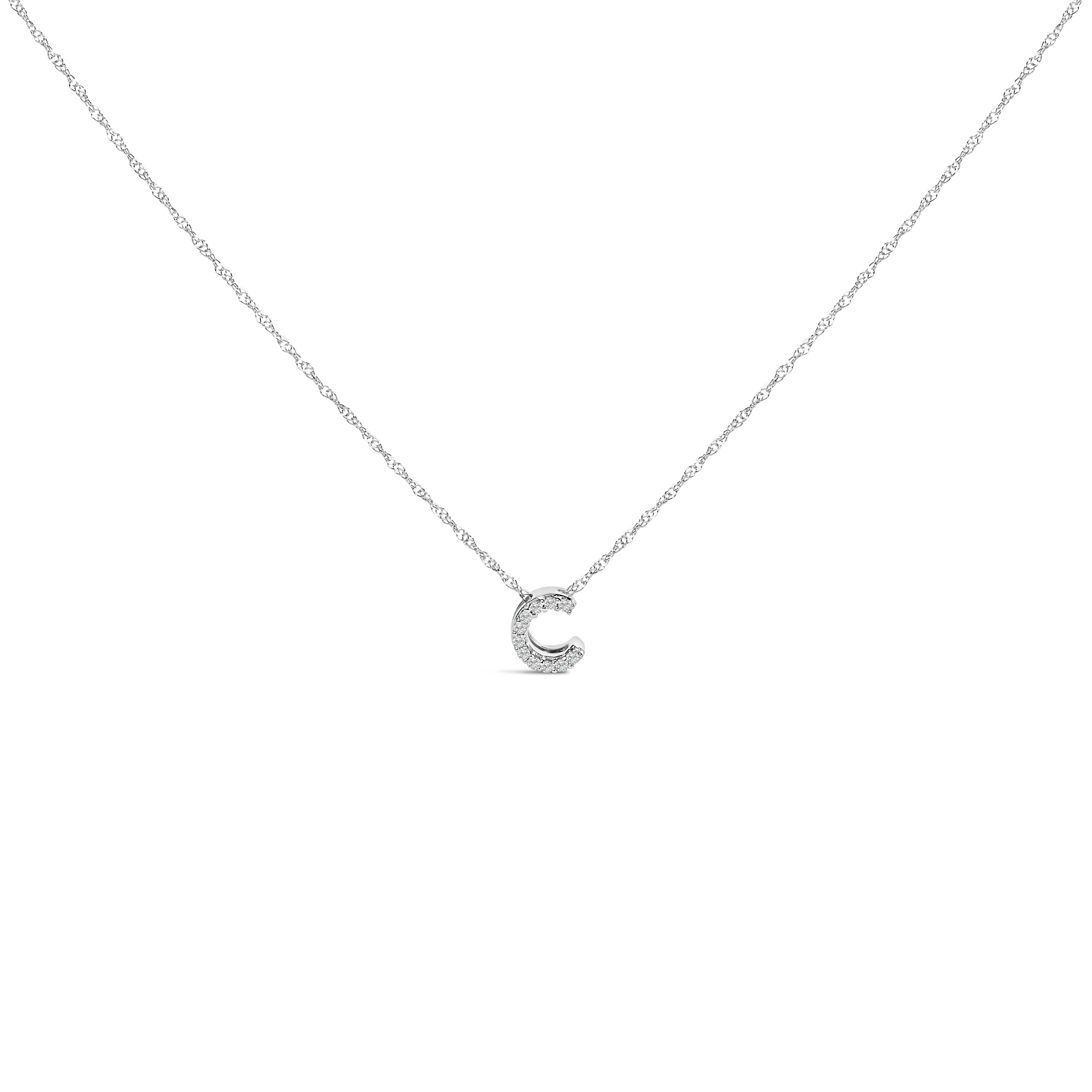 Mit persönlicher Symbolik und dezentem Glamour zelebriert diese exquisite Halskette mit Anhänger Identität und Individualität durch ihr funkelndes Design. Der charmante Anhänger mit dem Buchstaben C