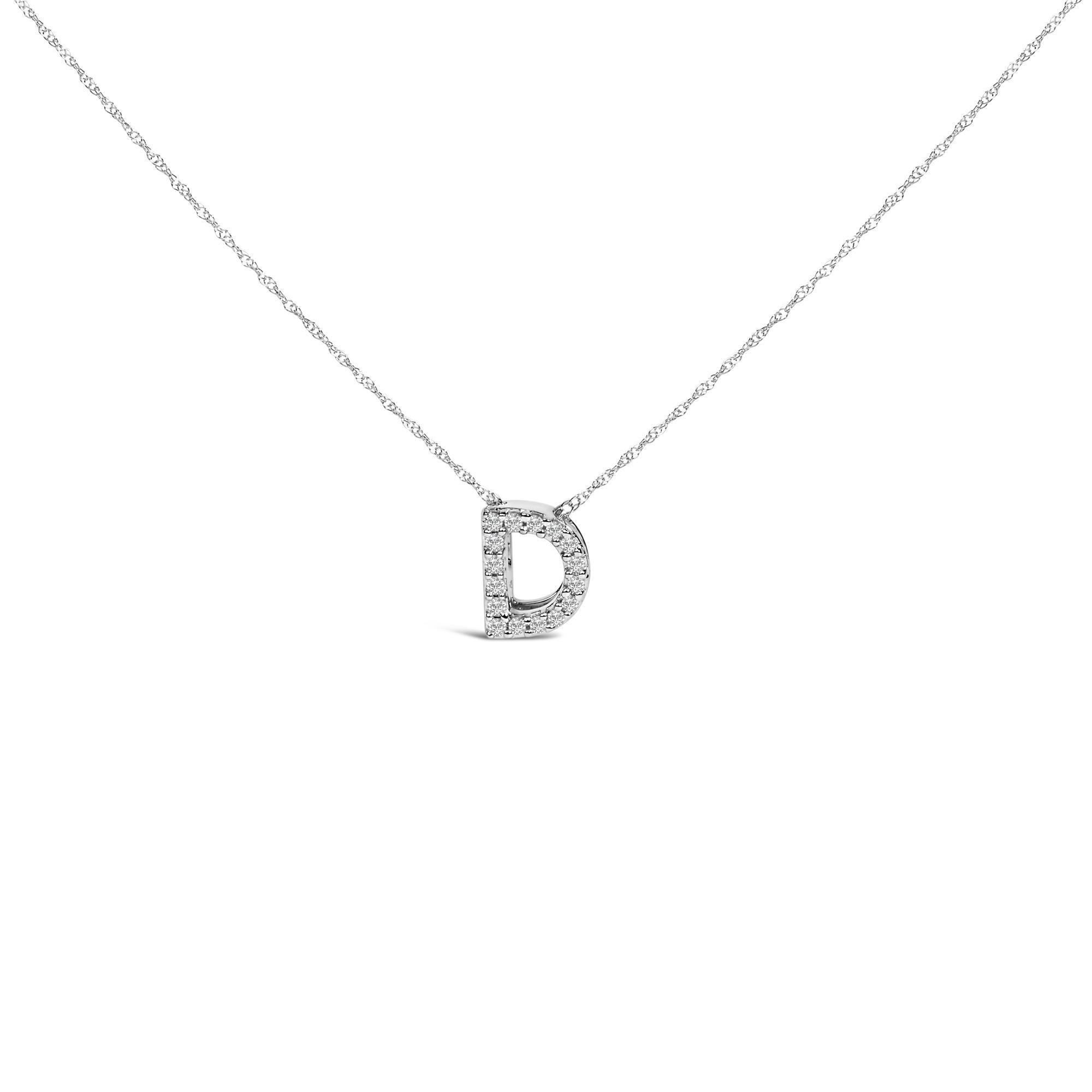 Imprégné d'un symbolisme personnel et d'un glamour discret, ce collier pendentif exquis célèbre l'identité et l'individualité grâce à son design étincelant. Façonné en or blanc 10 carats, méticuleusement rhodié pour en rehausser l'éclat, le charmant