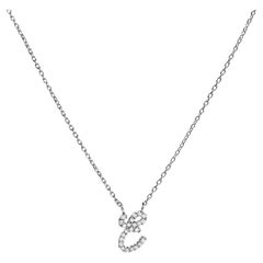 Collana con ciondolo in oro bianco 10K con accenti di diamanti e iniziali "E" in stile Script