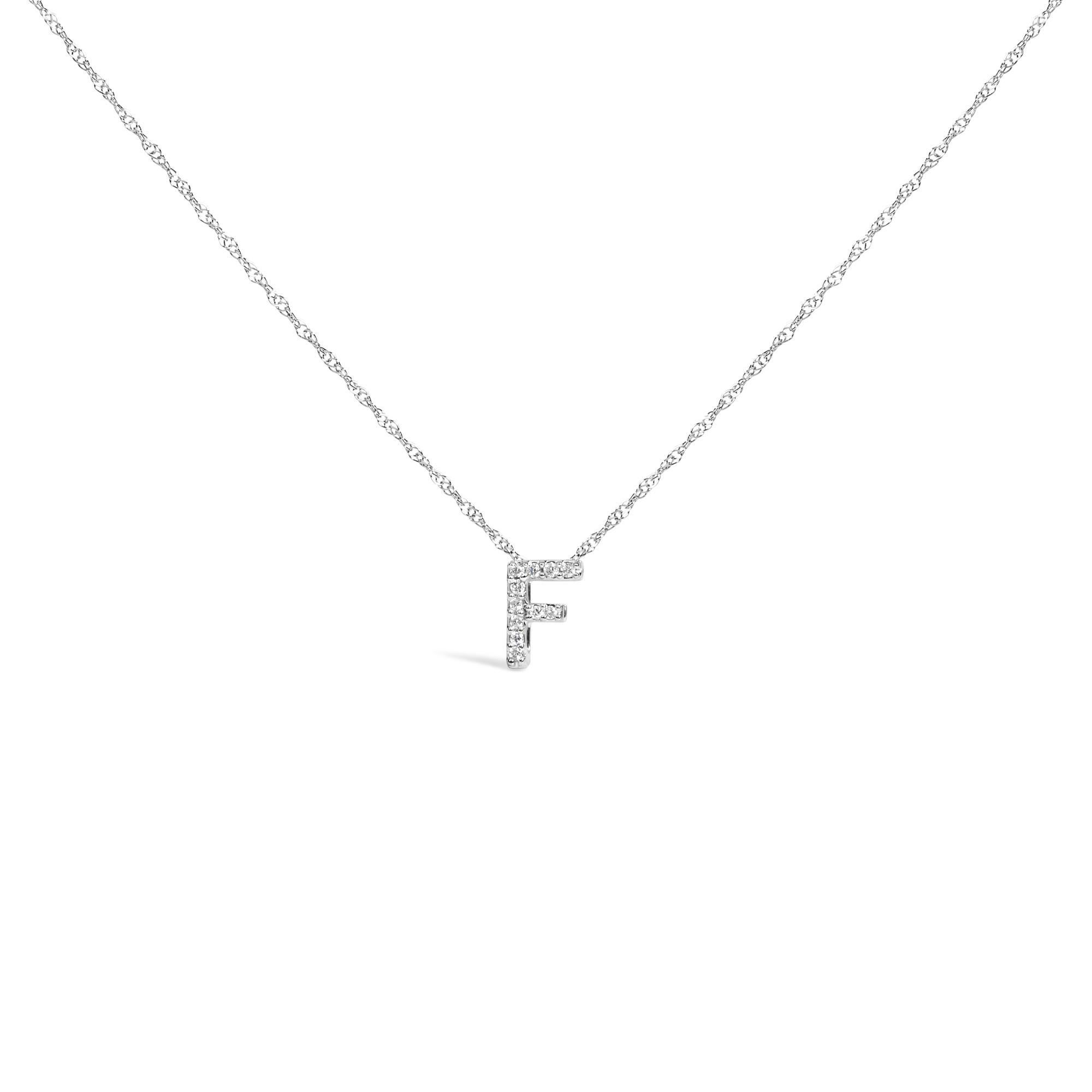 Mit persönlicher Symbolik und dezentem Glamour zelebriert diese exquisite Halskette mit Anhänger Identität und Individualität durch ihr funkelndes Design. Der bezaubernde Anhänger mit dem Buchstaben 